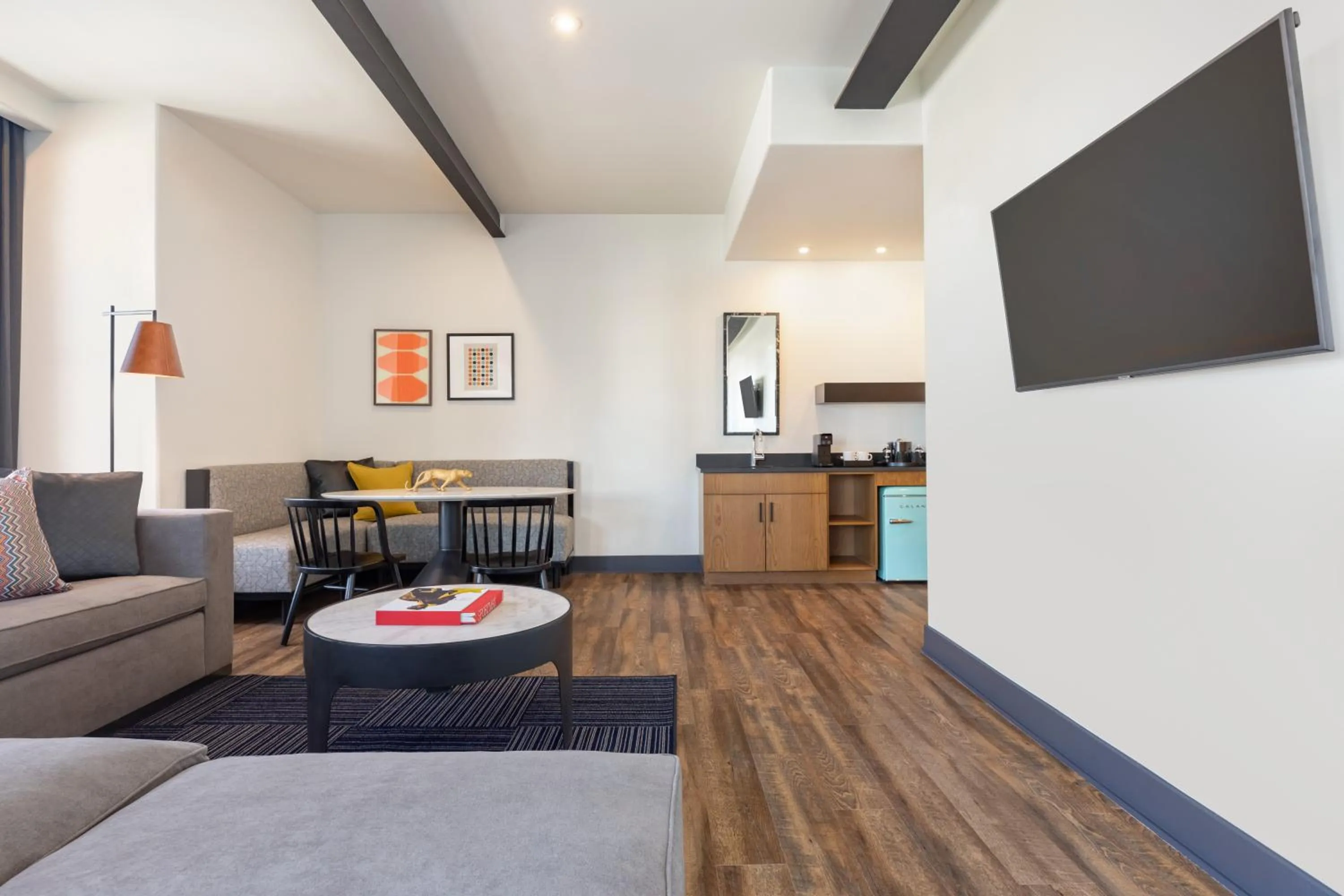 Communal lounge/ TV room in Origin Westminster a Wyndham Hotel