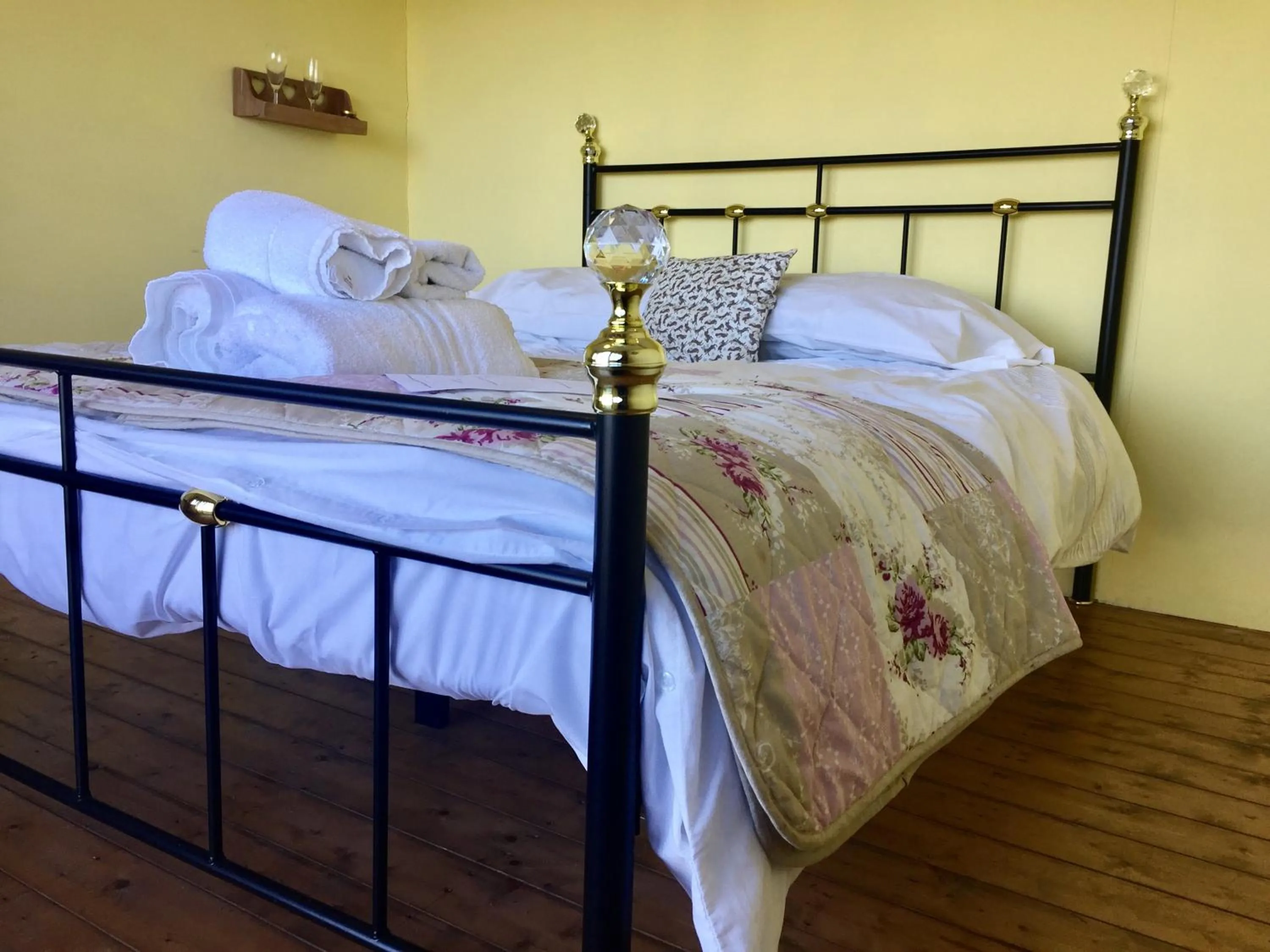 Photo of the whole room in Abel's Harp