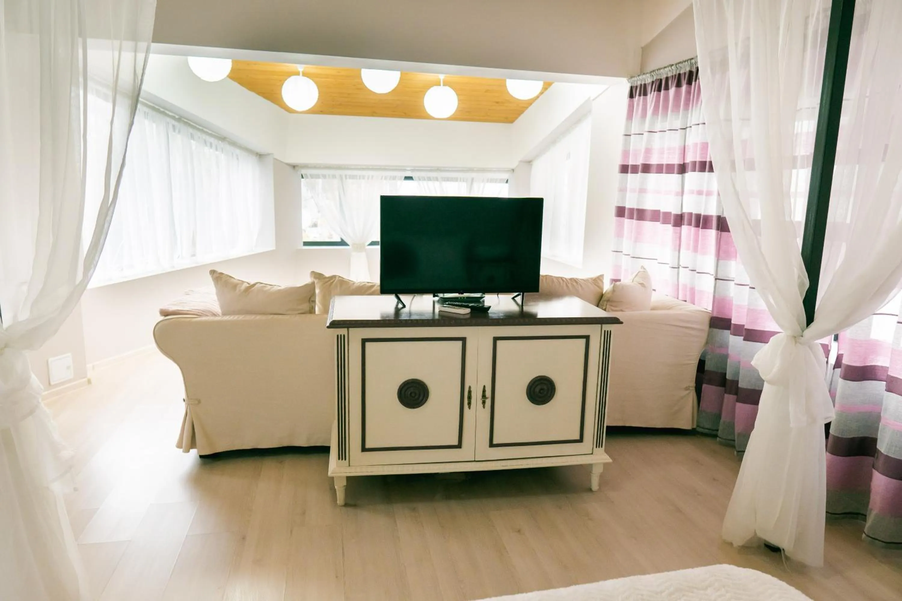 Photo of the whole room in Chic Studio