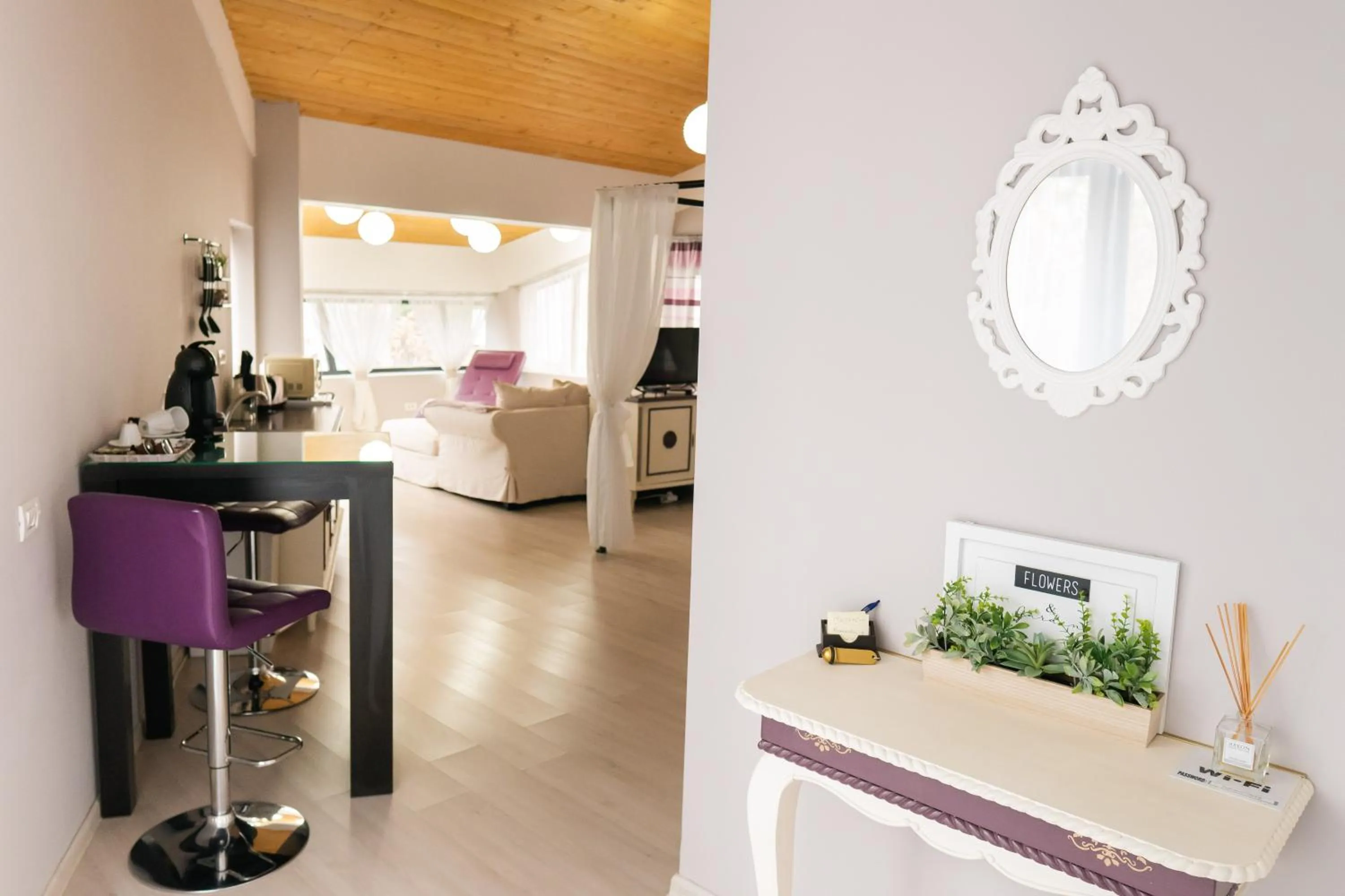 Photo of the whole room in Chic Studio