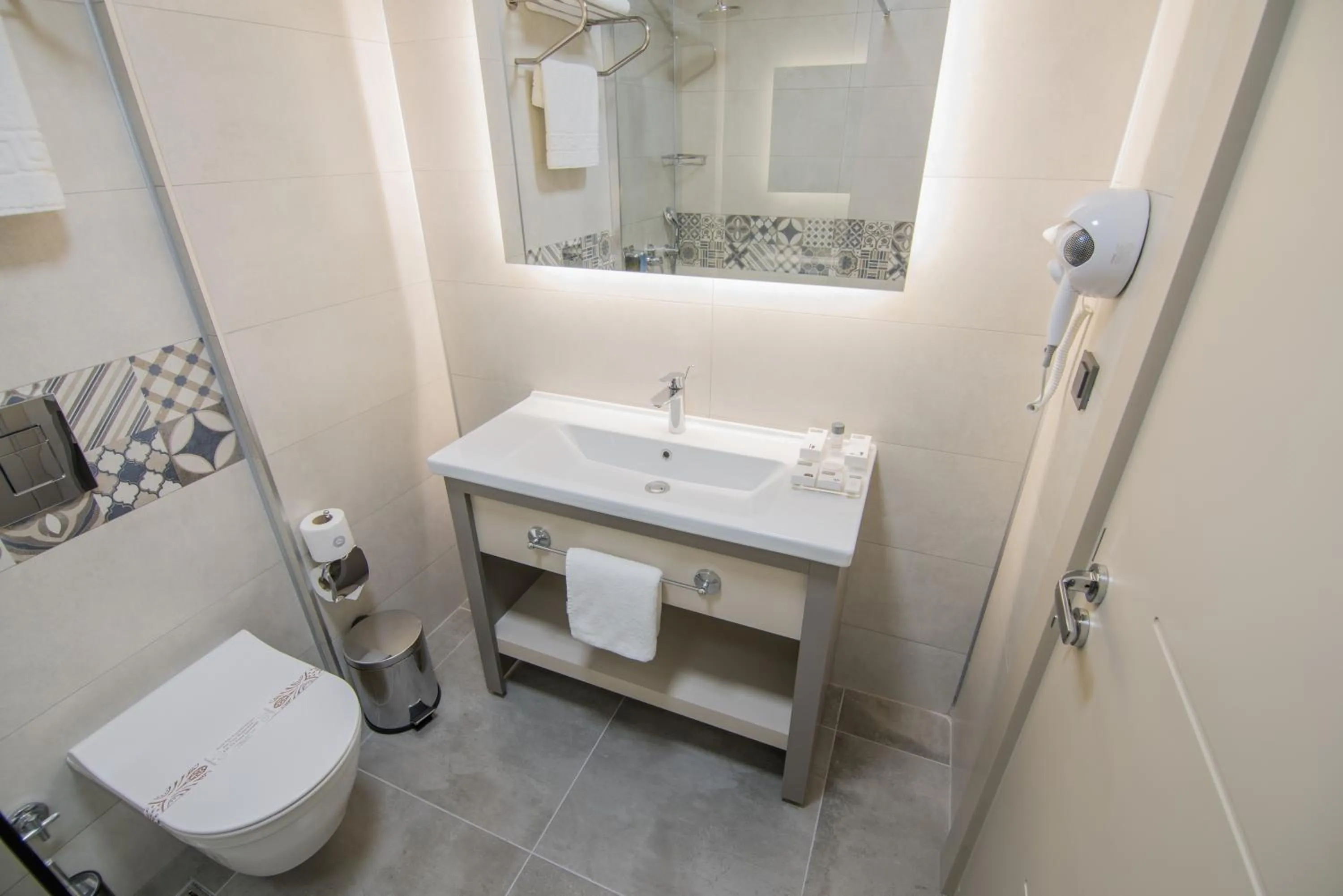 Toilet in Dovv Hotel Busıness