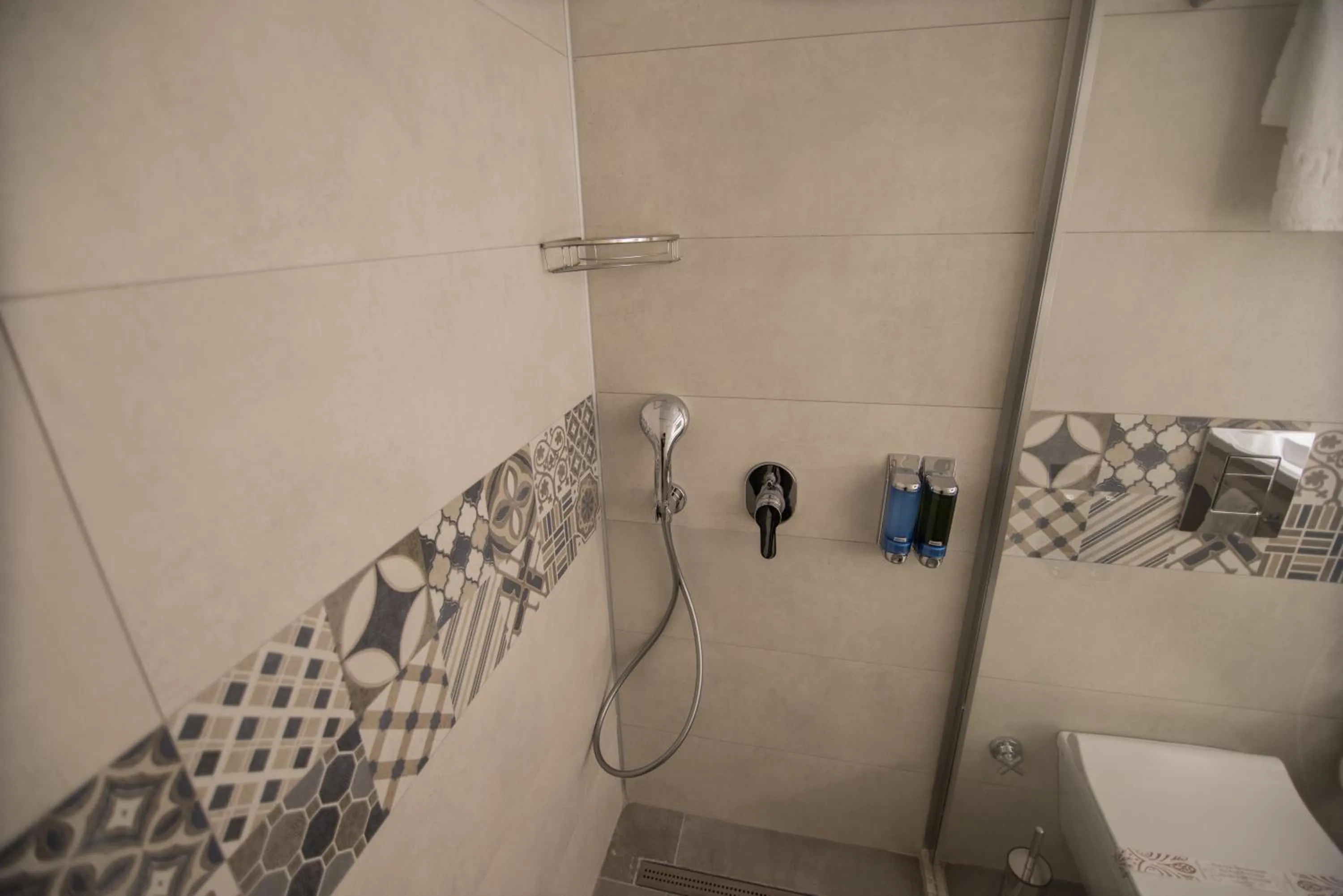 Shower in Dovv Hotel Busıness