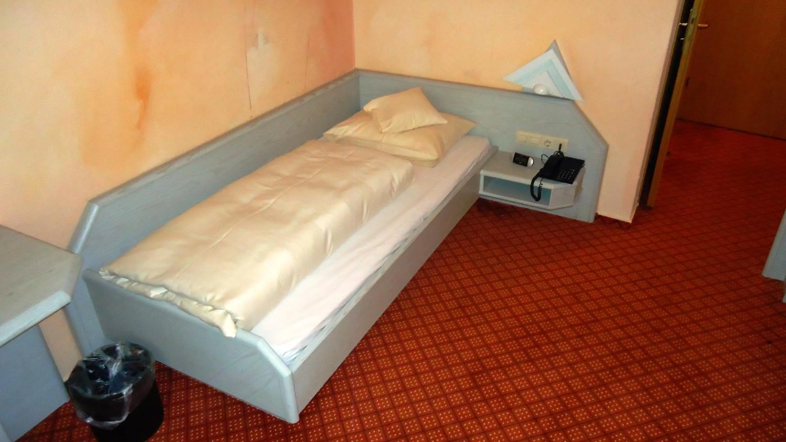 Bedroom, Bed in Hotel Krone