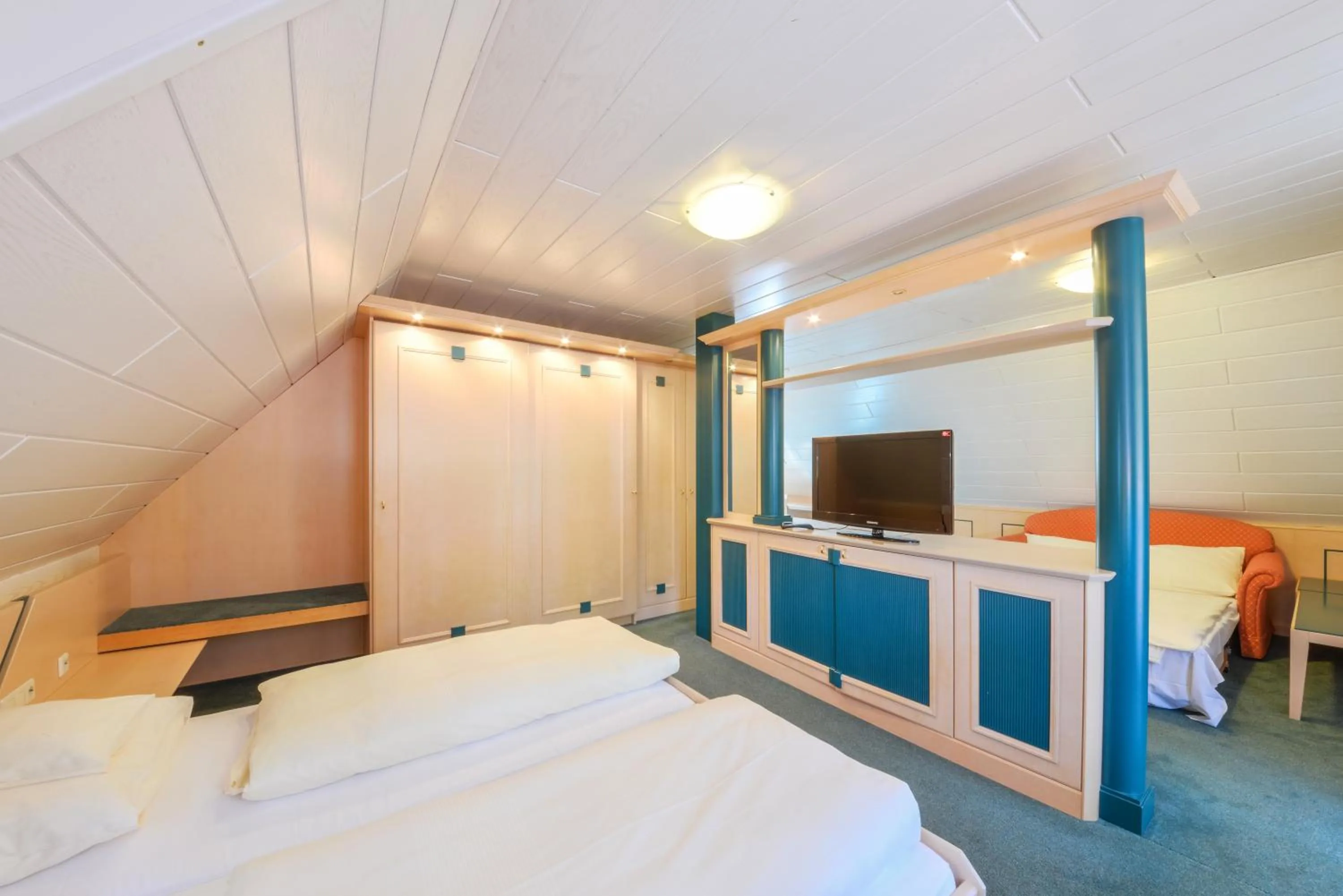 Bedroom, Bed in Hotel Krone