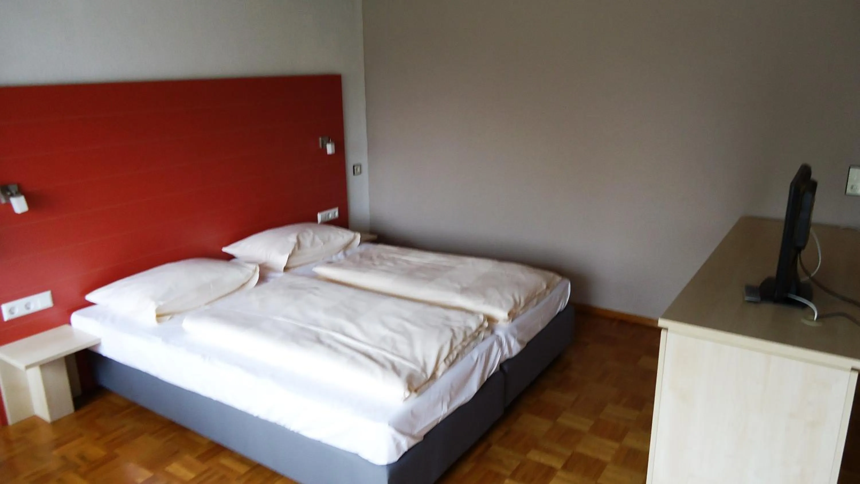 Bedroom, Bed in Hotel Krone