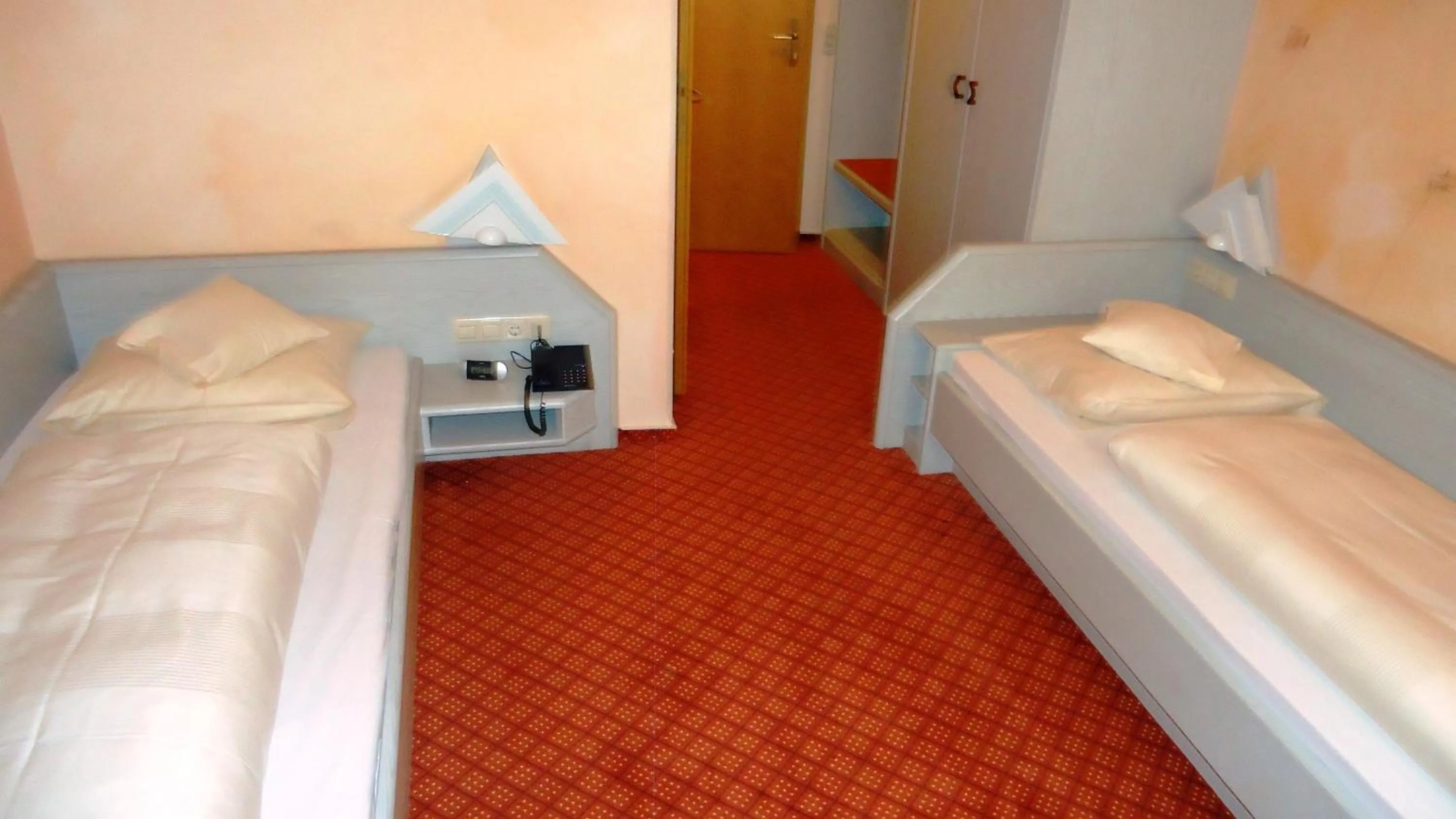 Bedroom, Bed in Hotel Krone