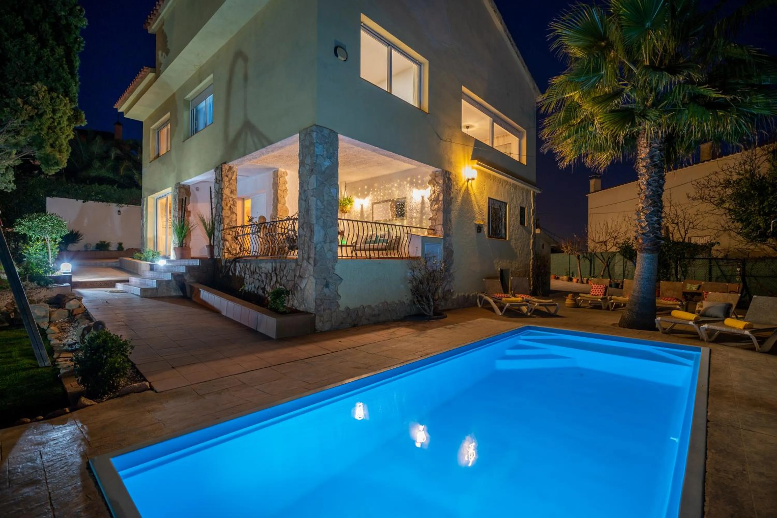 Property building in Villa Lux Gallery Familiar Piscina Privada Barbacoa Aire Acondicionado