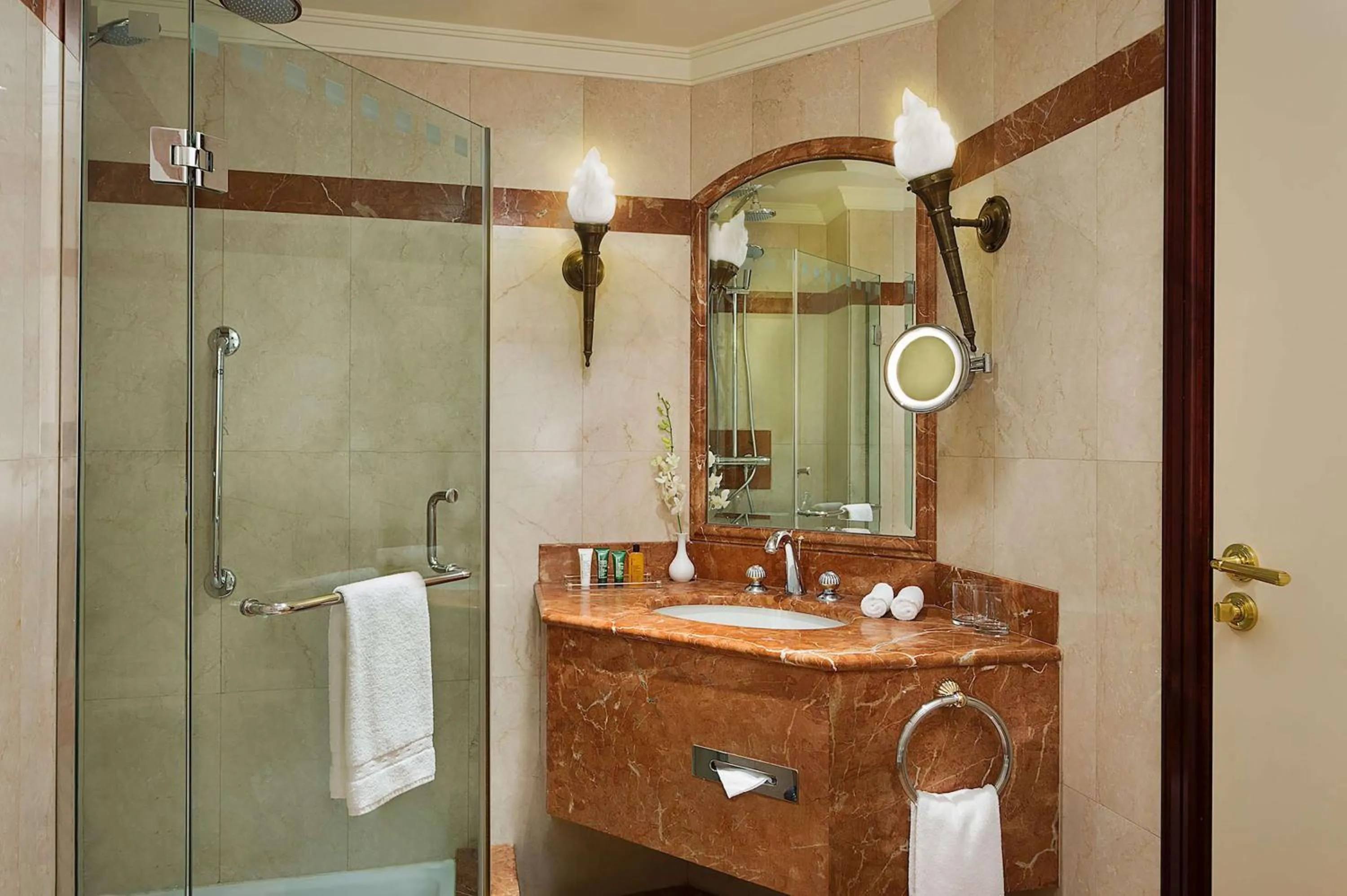 Bathroom in Habtoor Metropolitan Palace Hotel