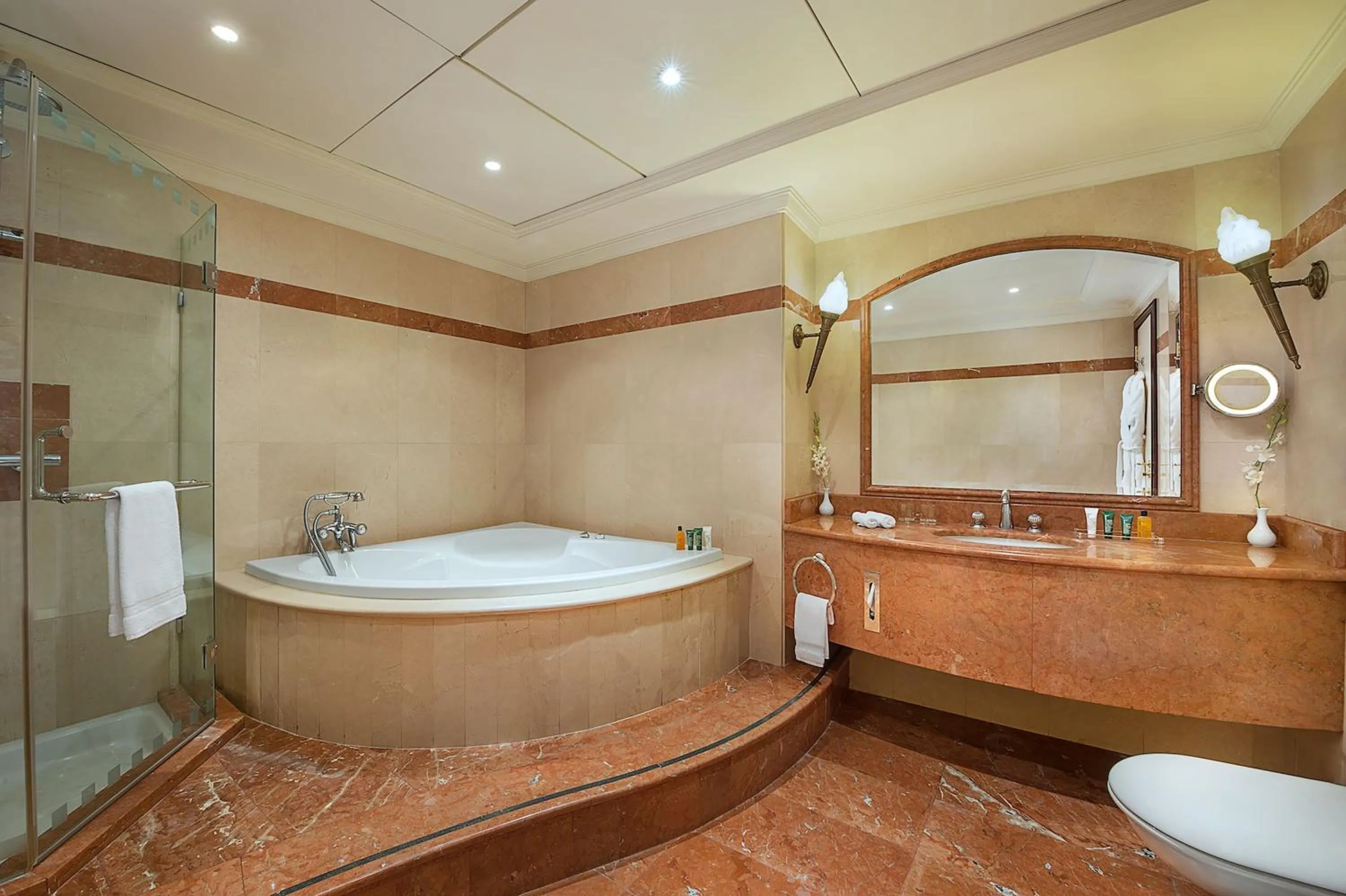 Bathroom in Habtoor Metropolitan Palace Hotel