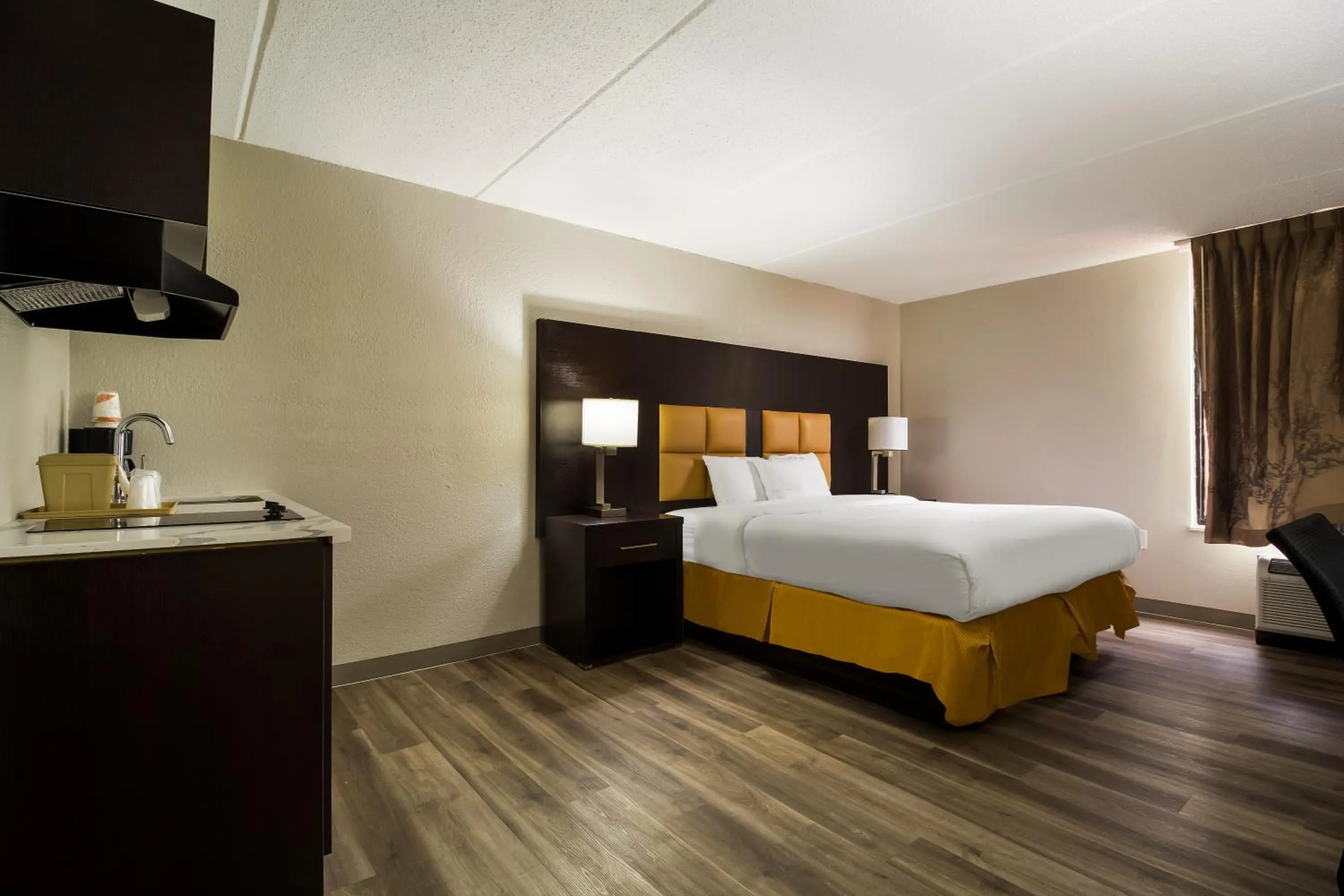 Bedroom, Bed in Clarion Pointe Lake Jackson - Clute