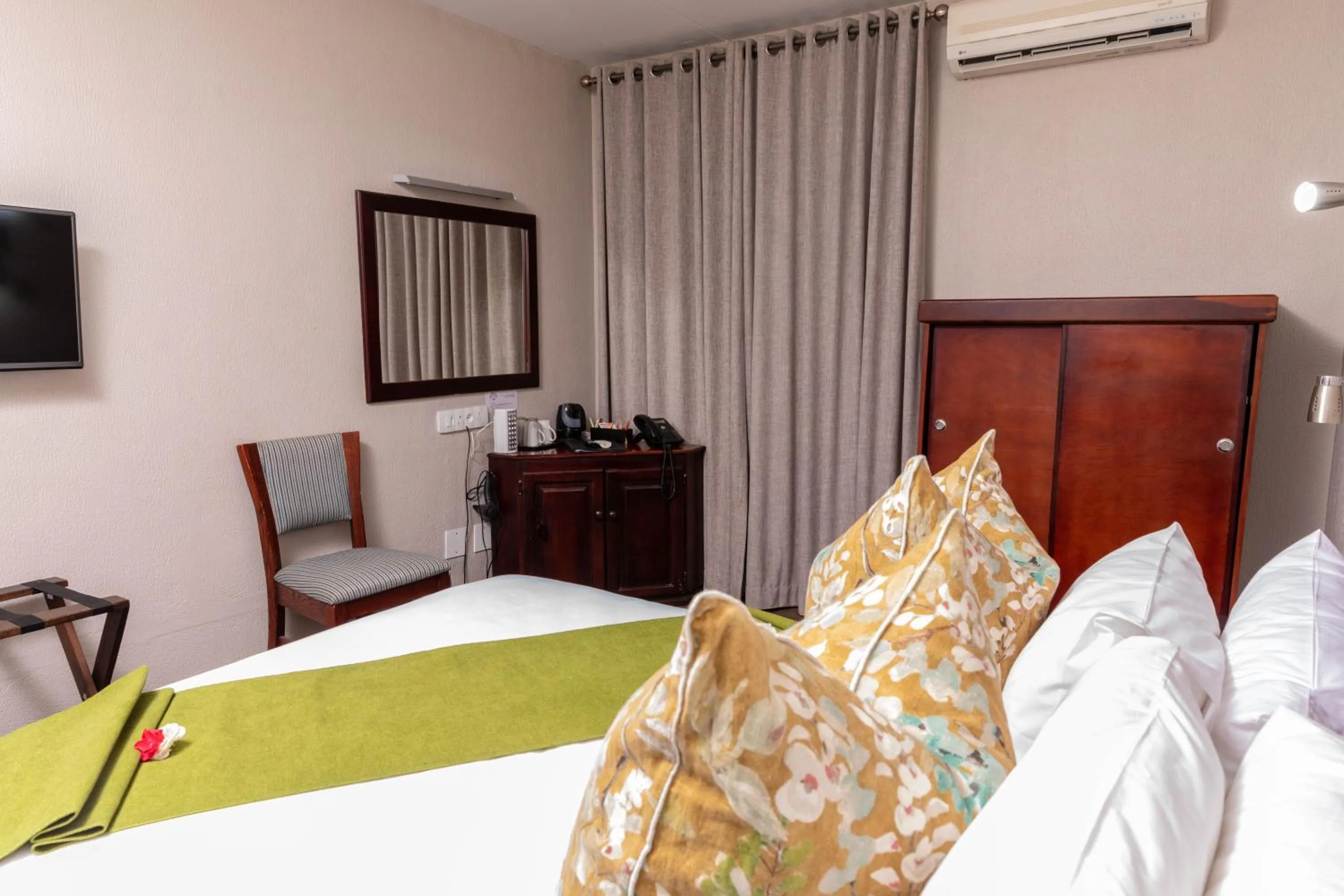 TV and multimedia, Bed in Hotel 247 @ White River