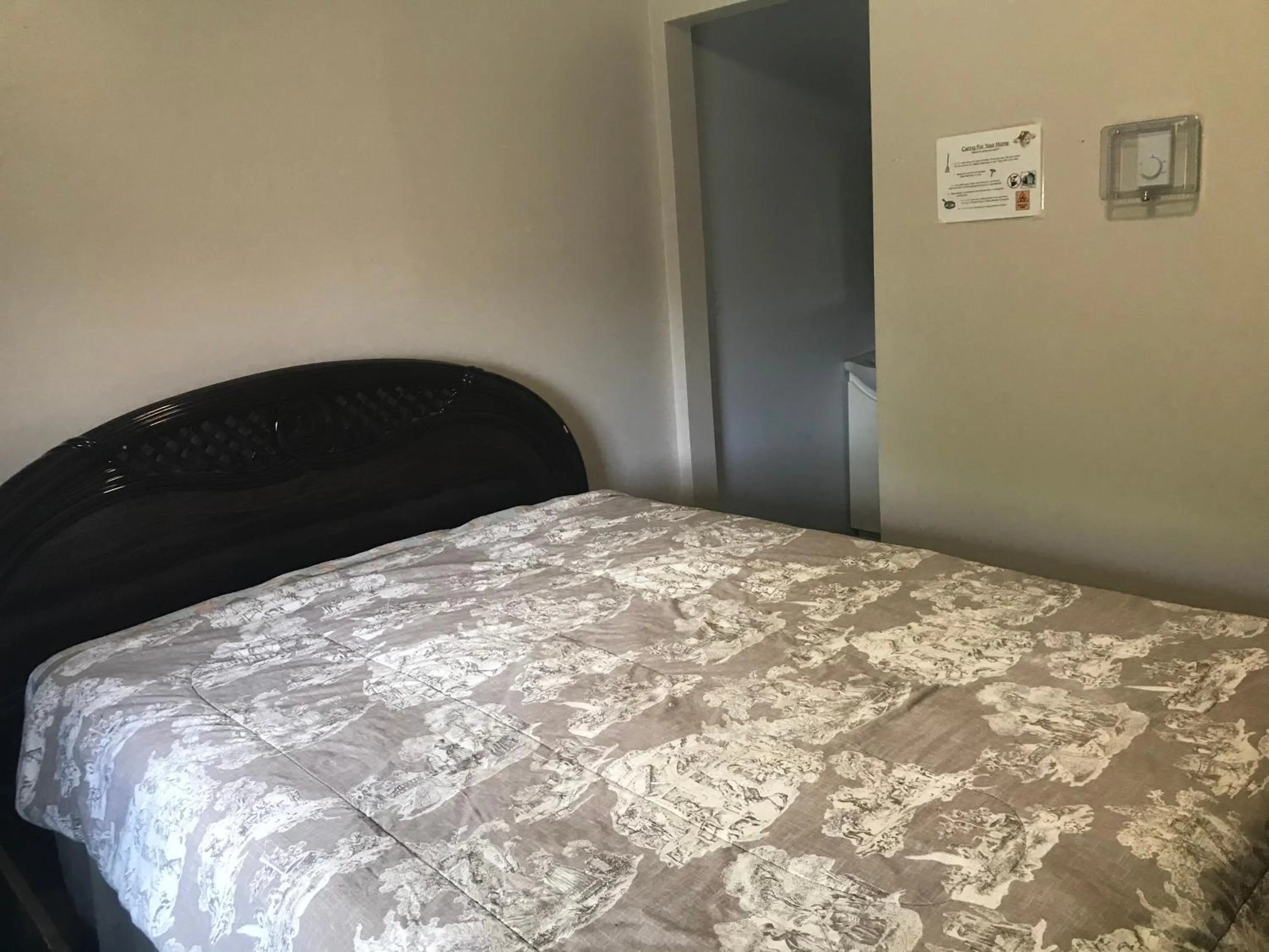 Bed in Earthquest Lodge