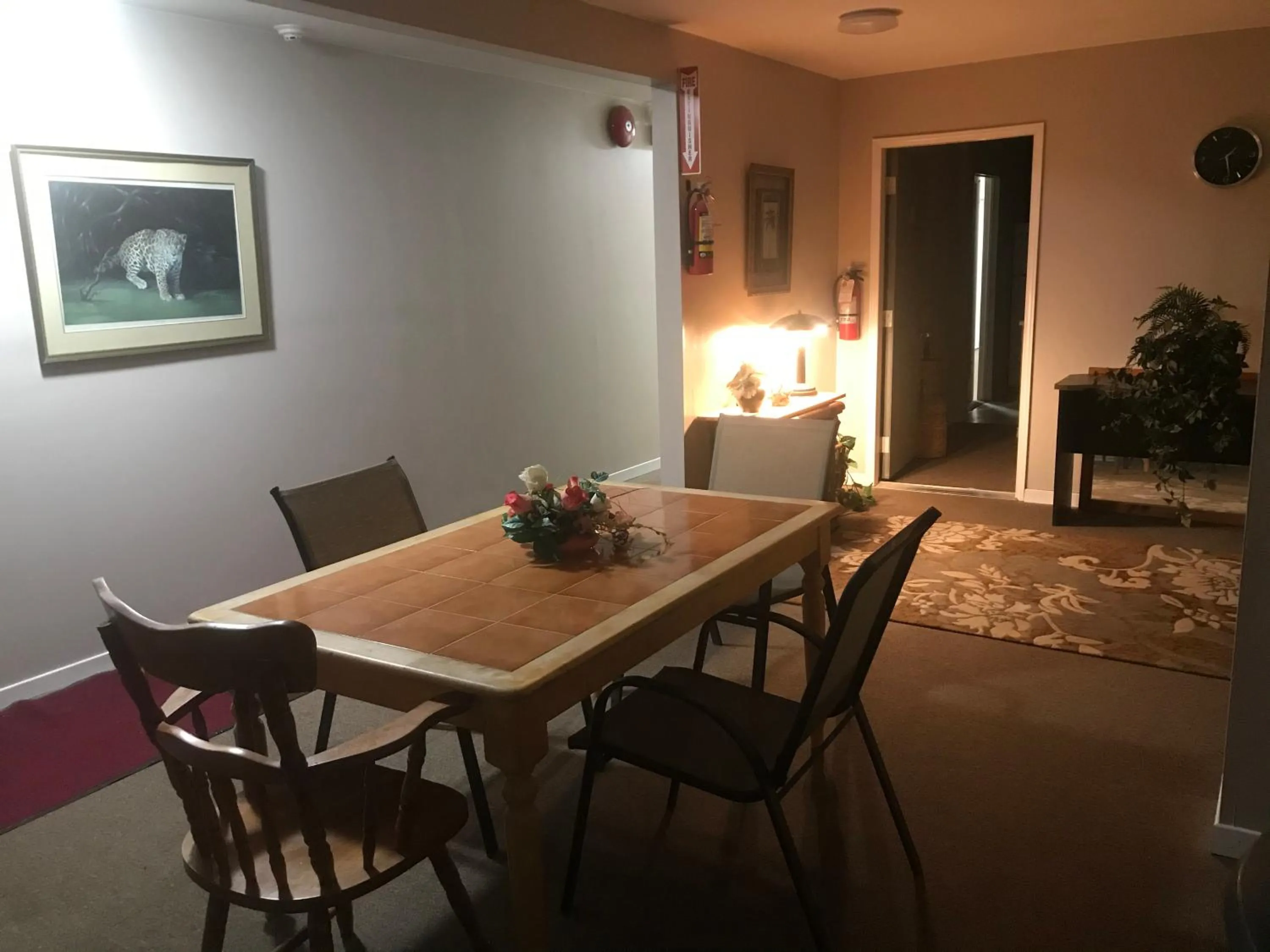 Dining area in Earthquest Lodge
