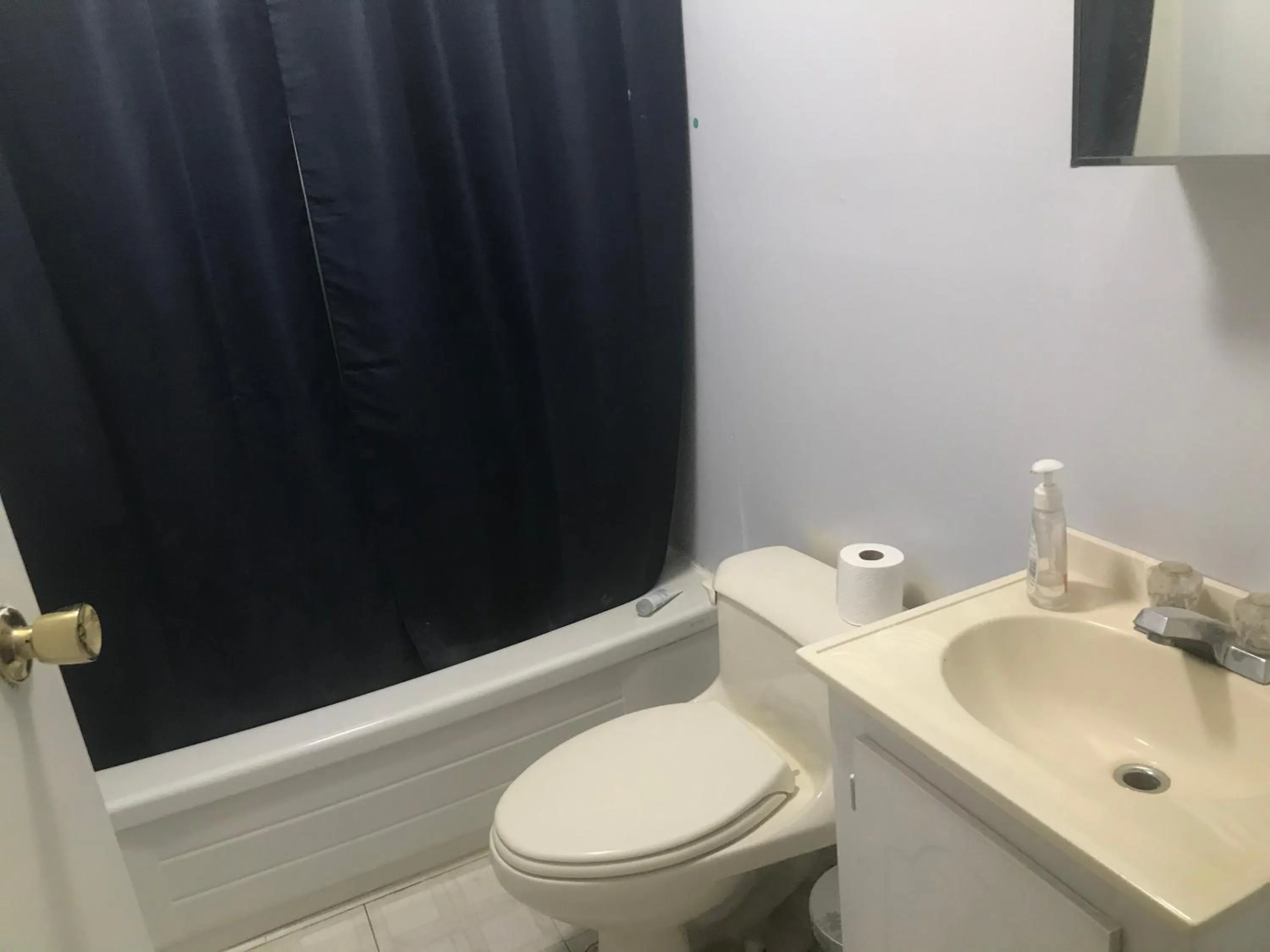 Bathroom in Earthquest Lodge