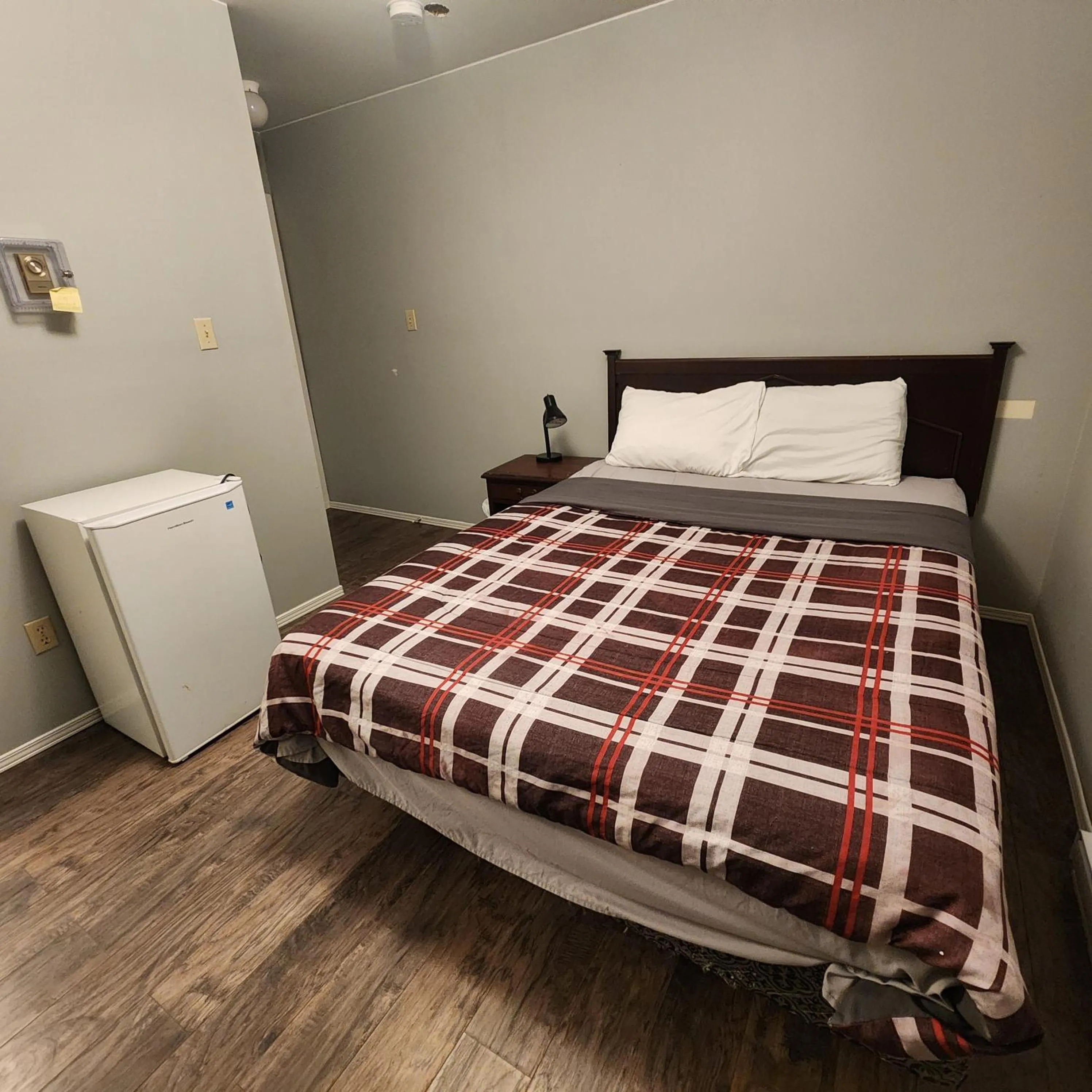 Bed in Earthquest Lodge