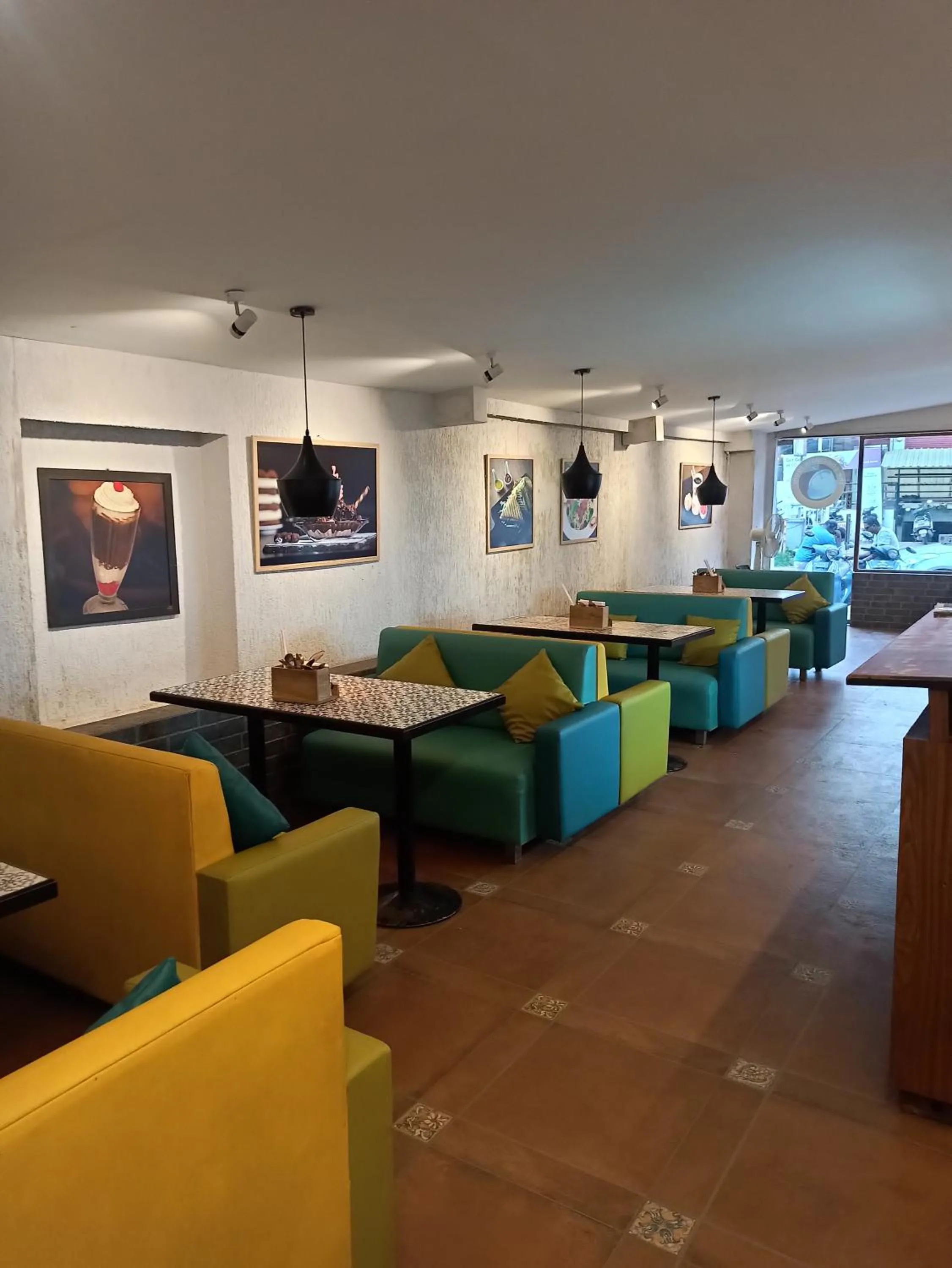 Restaurant/places to eat in Resort Park Avenue