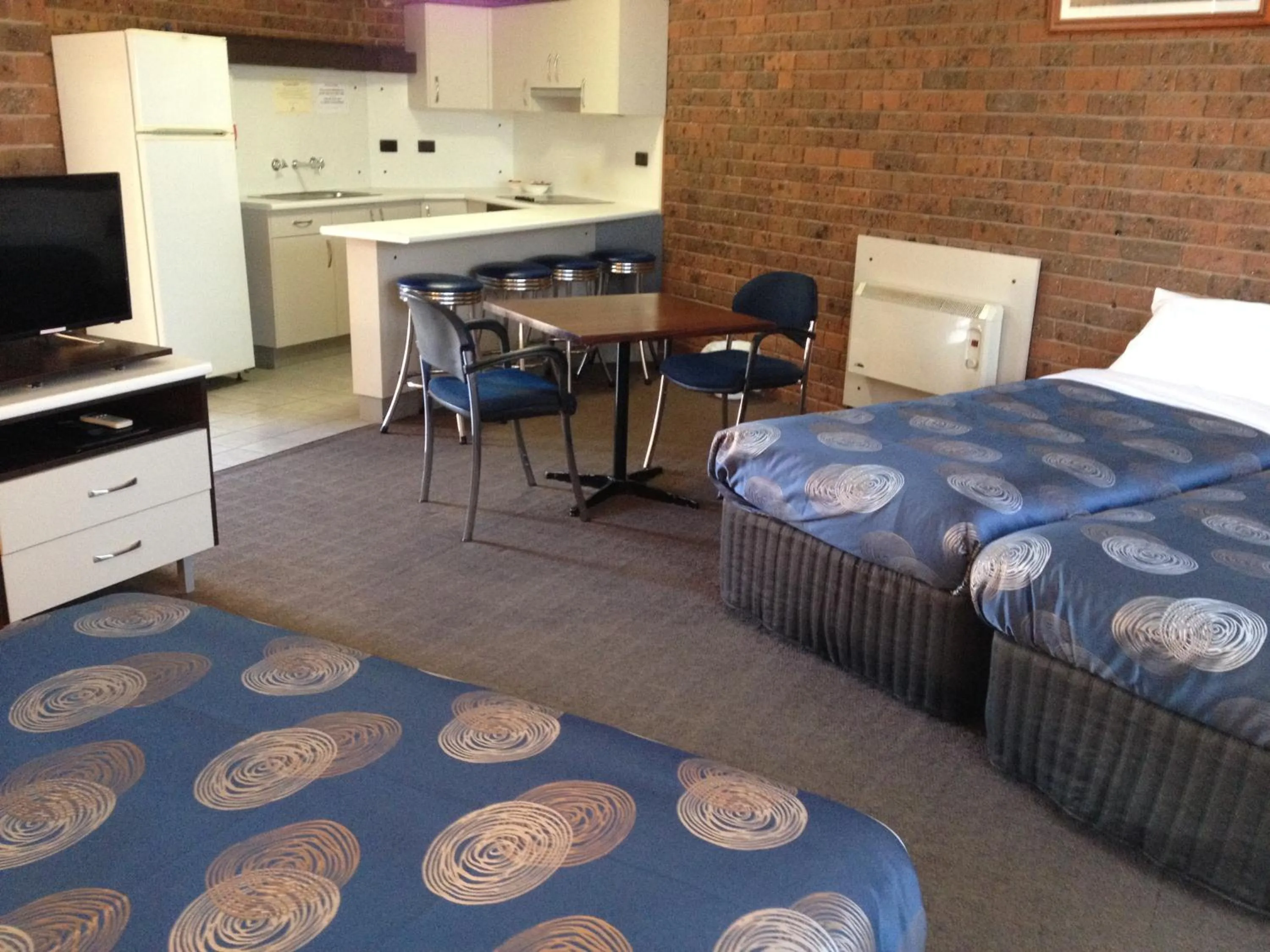 Photo of the whole room, Bed in The Central Hotel Motel Lakes Entrance