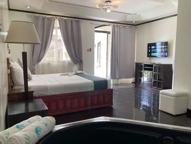 Bed in Ettamogah Hotel Inc.