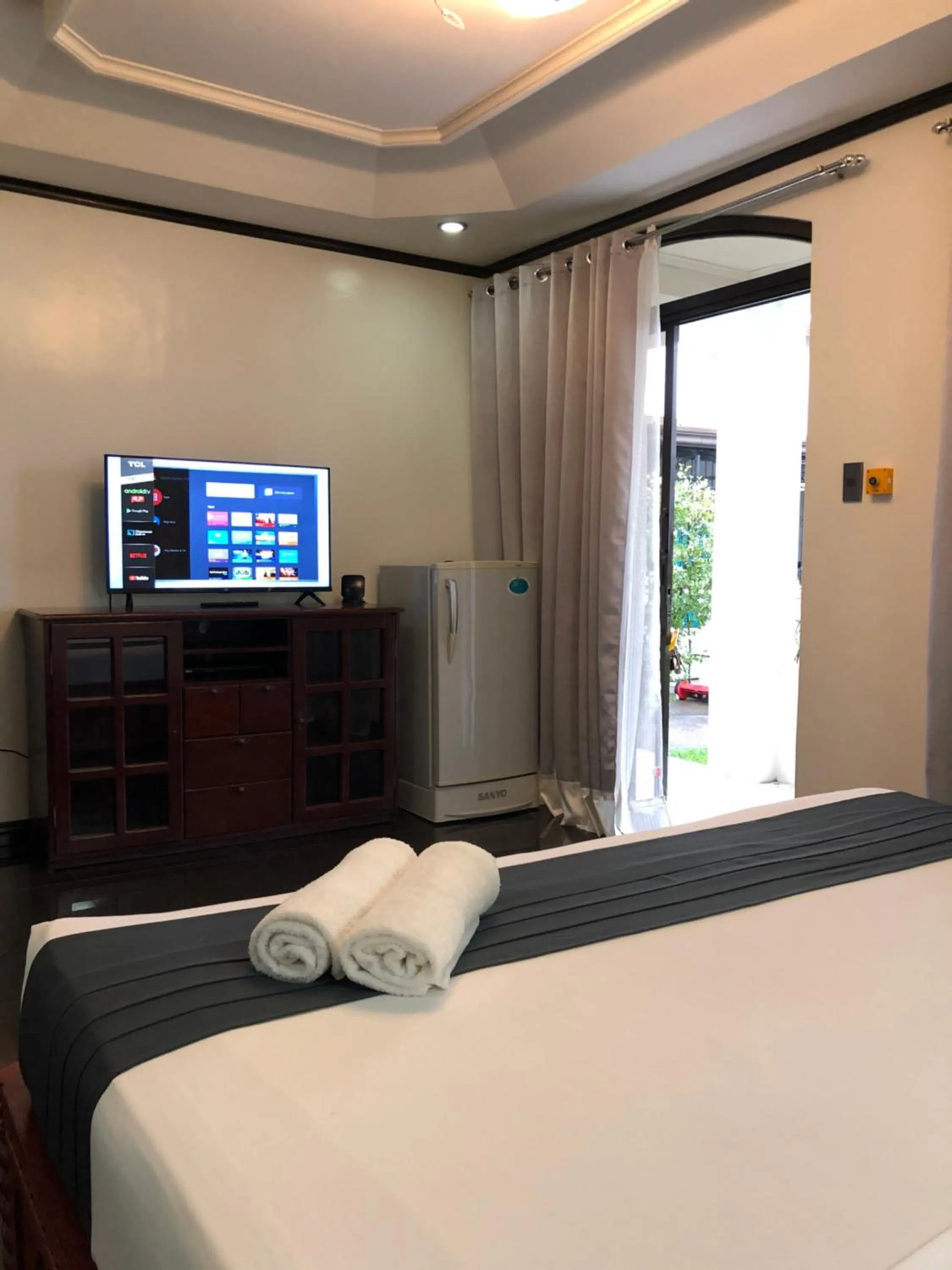 Bed in Ettamogah Hotel Inc.