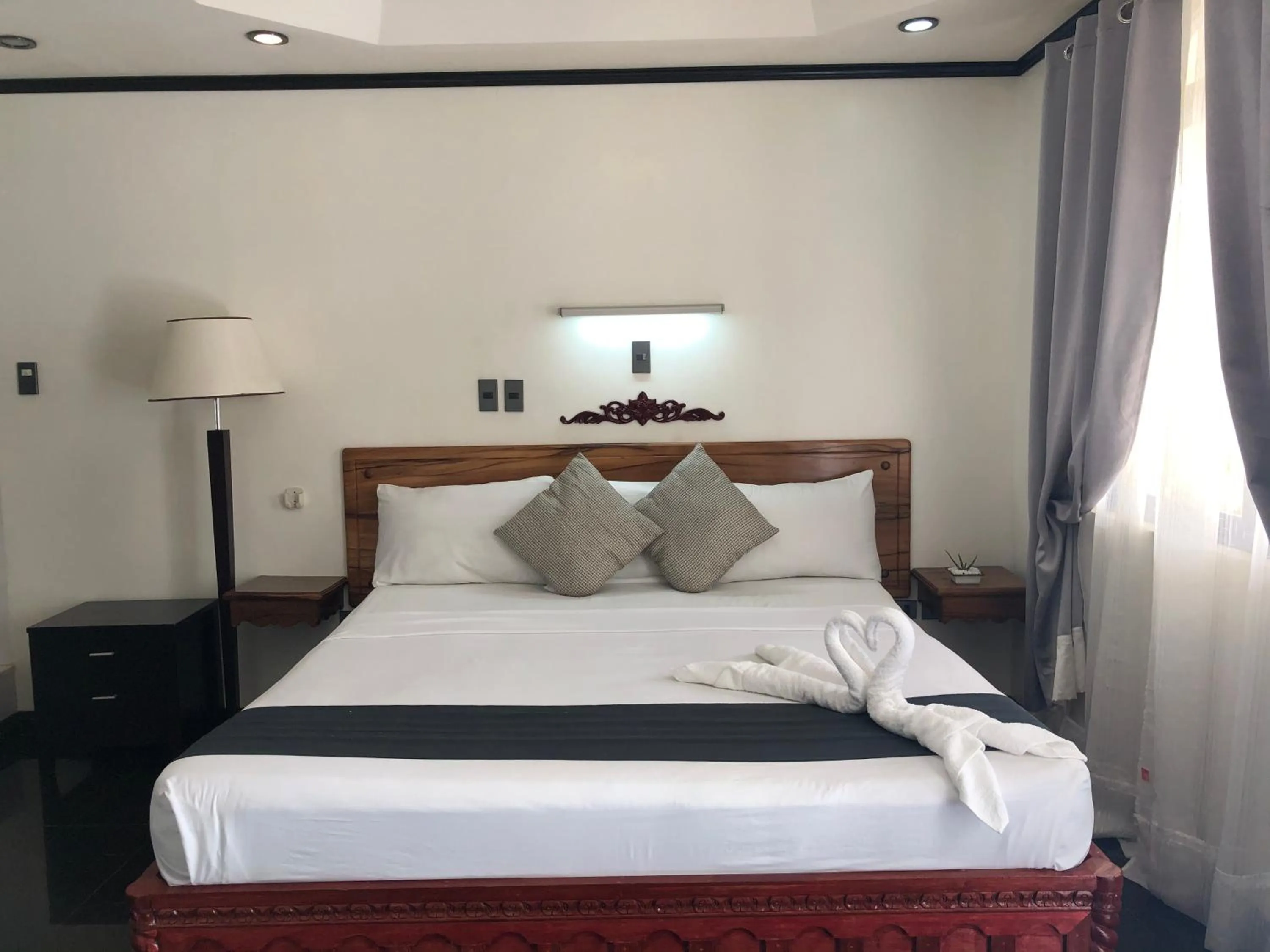 Bed in Ettamogah Hotel Inc.