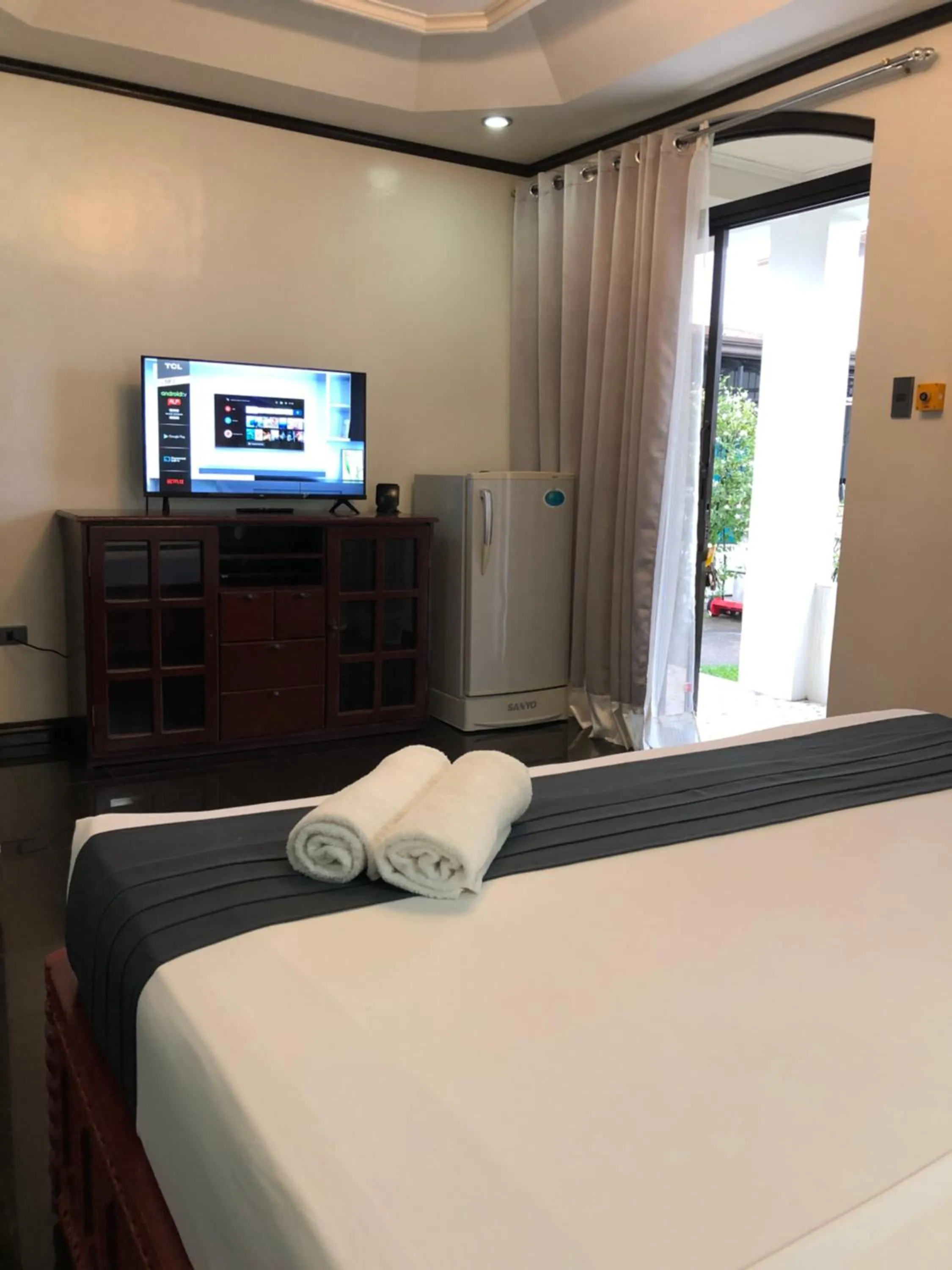 Bed in Ettamogah Hotel Inc.