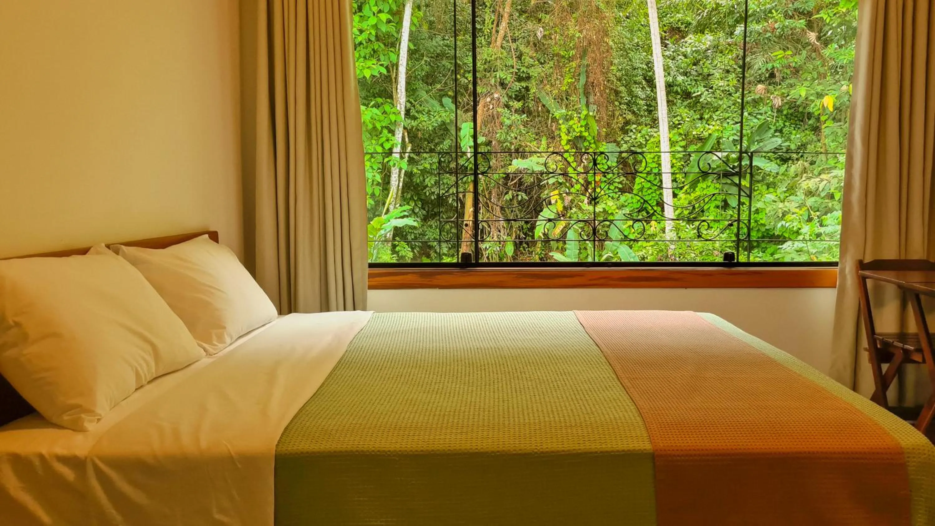 Bed in Canto dos Pássaros Suítes
