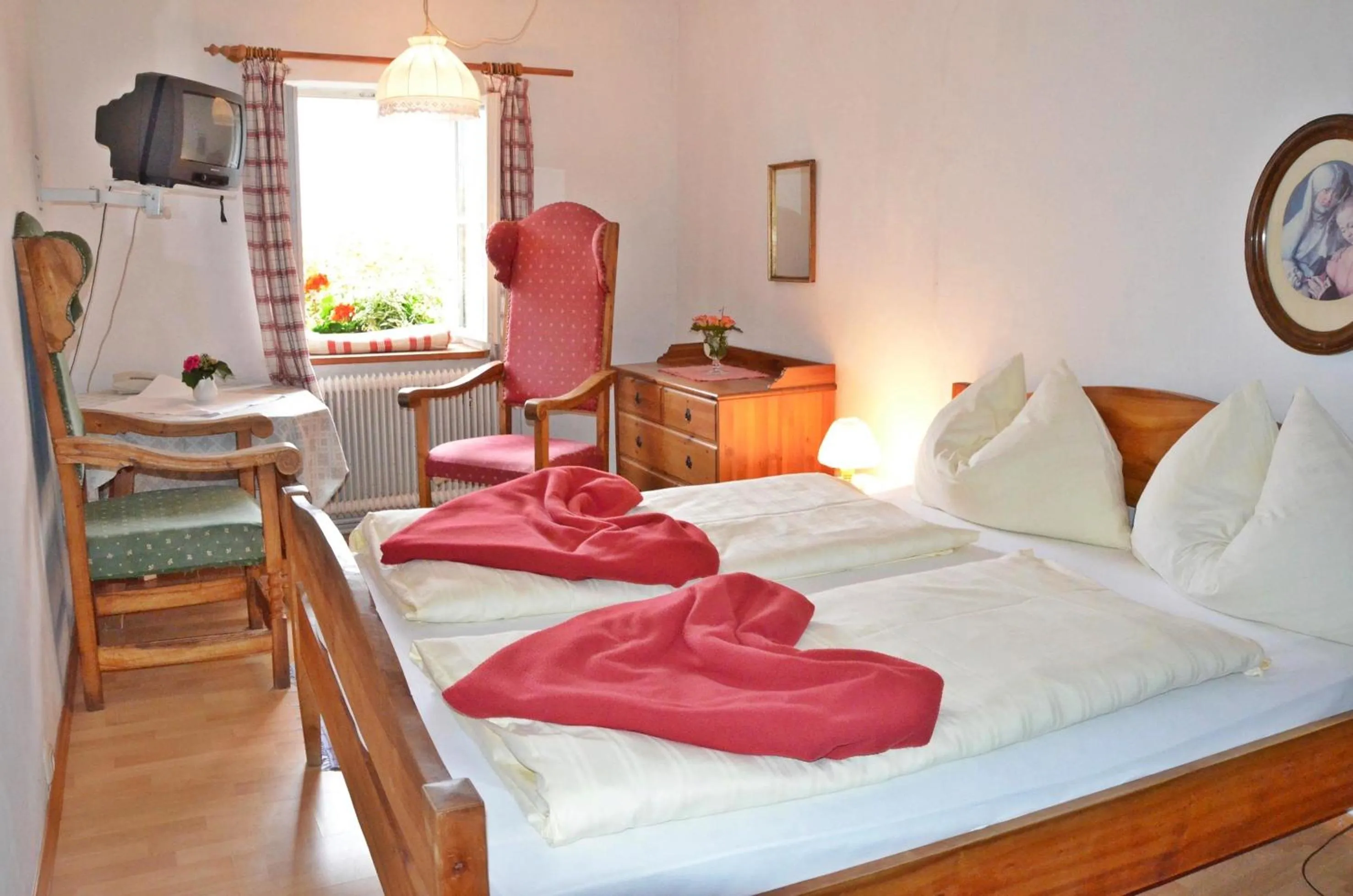 Bedroom, Bed in Bräugasthof Hallstatt