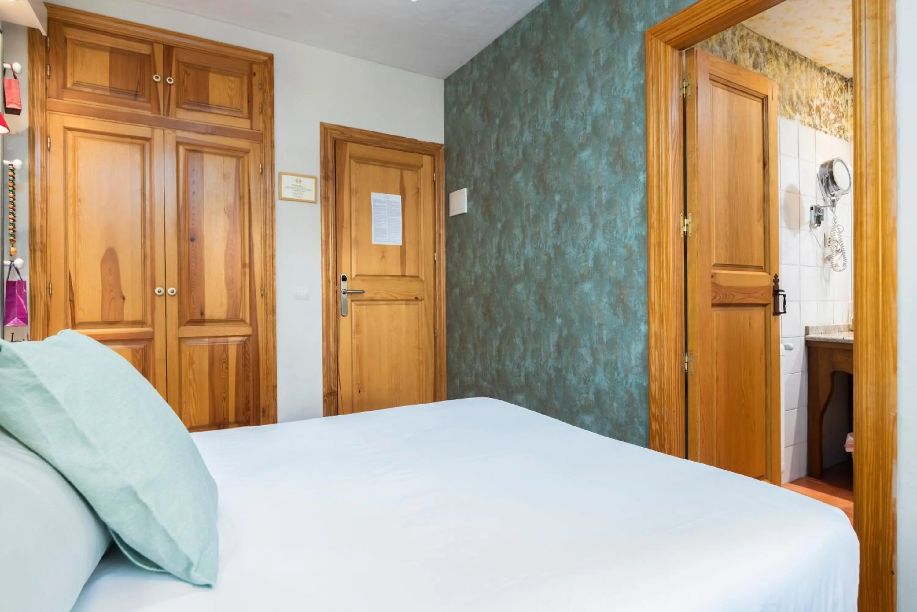 Photo of the whole room, Bed in El Torreon de Navacerrada