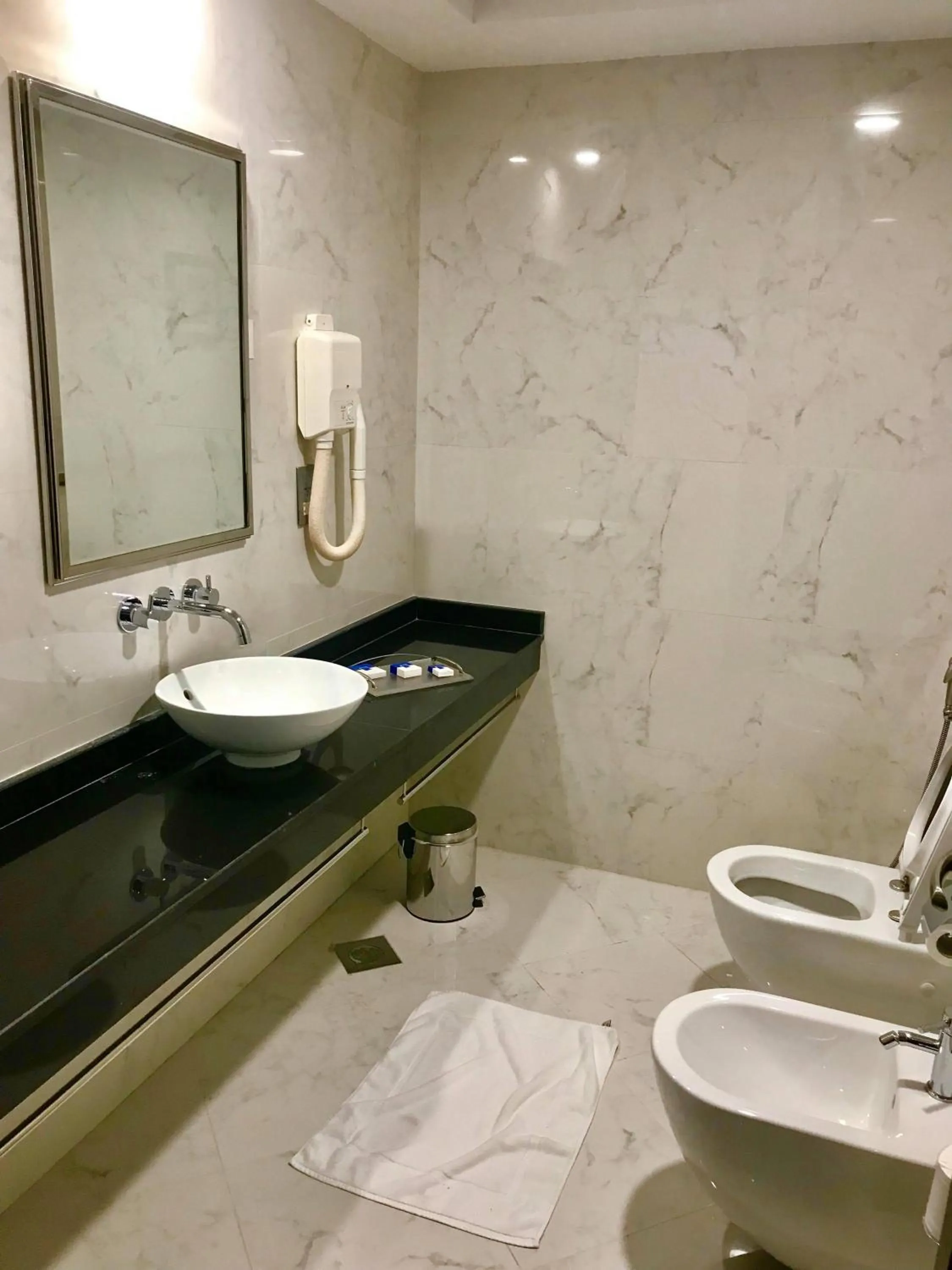 Toilet in Samaya Hotel Deira