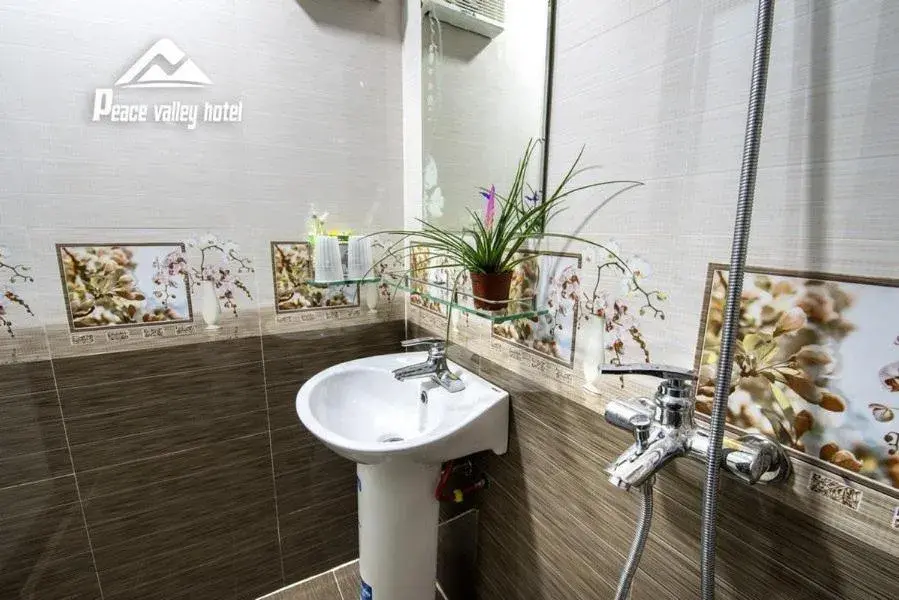 Comfort Triple Room with Shower in SaPa Peace Valley hotel Comfort Triple Room with Shower in SaPa Peace Valley hotel