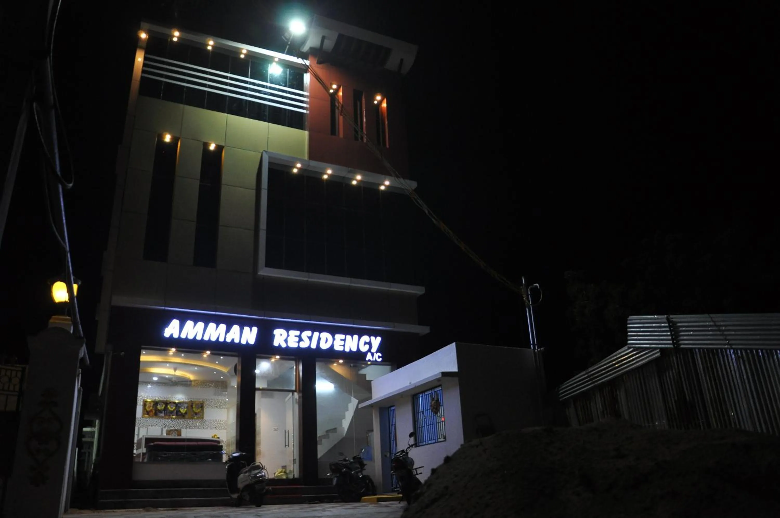 Facade/entrance in Hotel Amman Residency