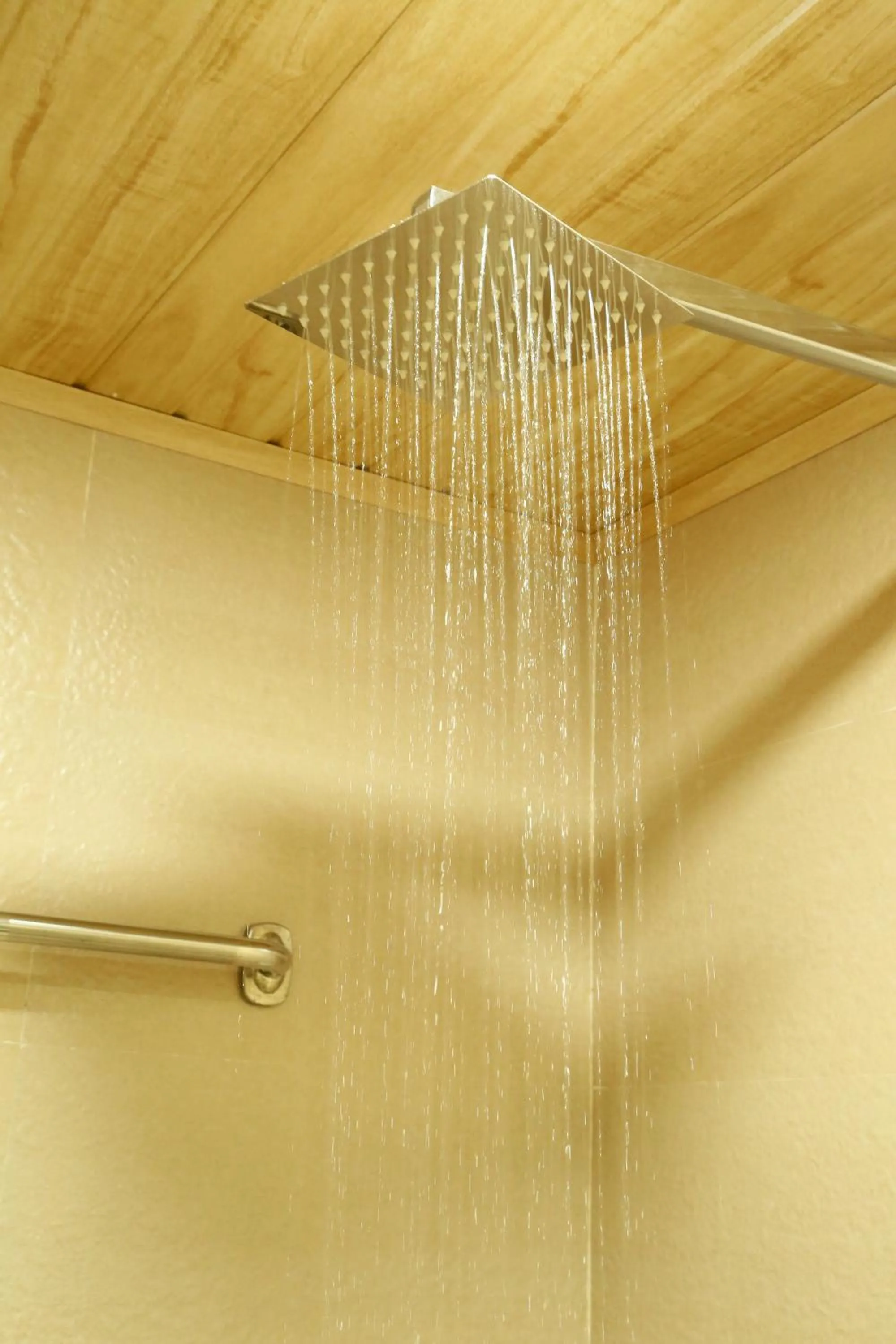 Shower in Holiday Heaven Munnar