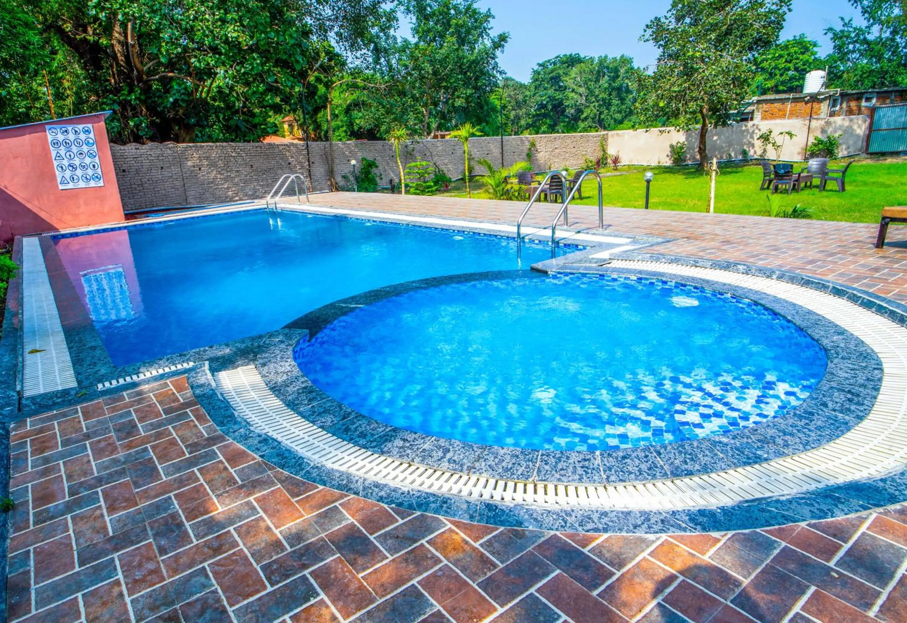 Swimming pool in Hotel Jungle Palace Resort
