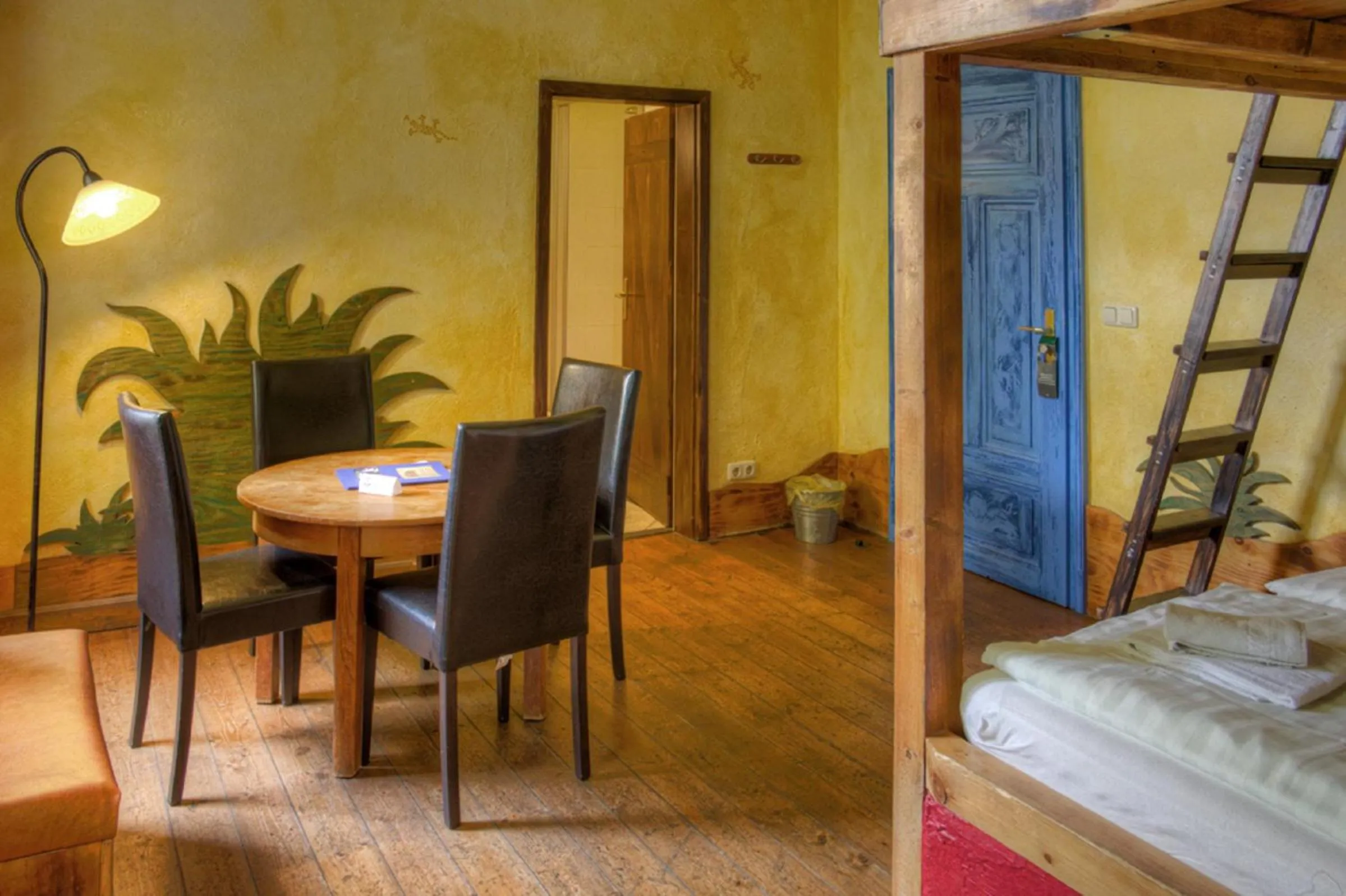 Dining area, Bed in Gästehaus Mezcalero