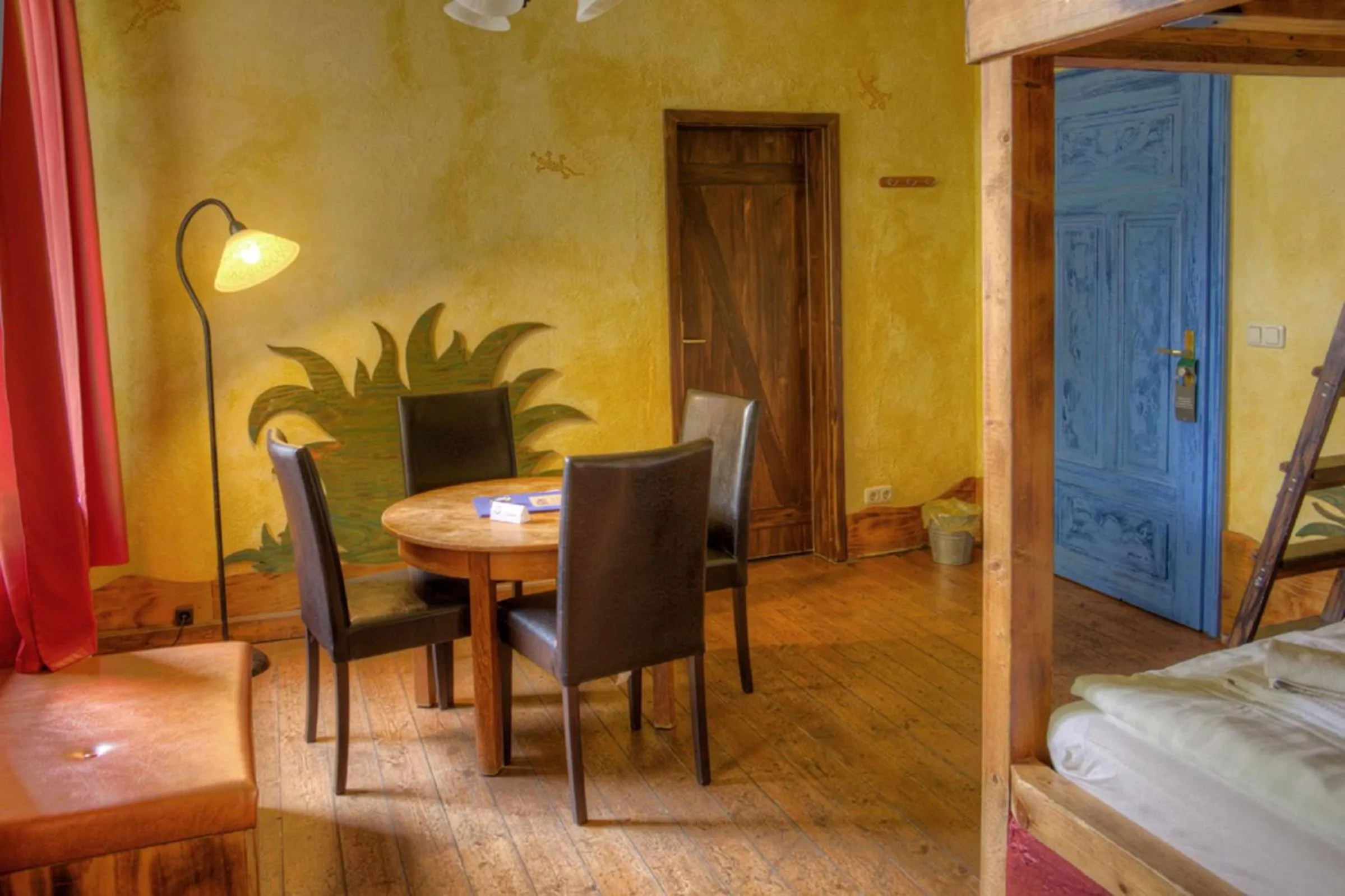 Dining area, Bed in Gästehaus Mezcalero