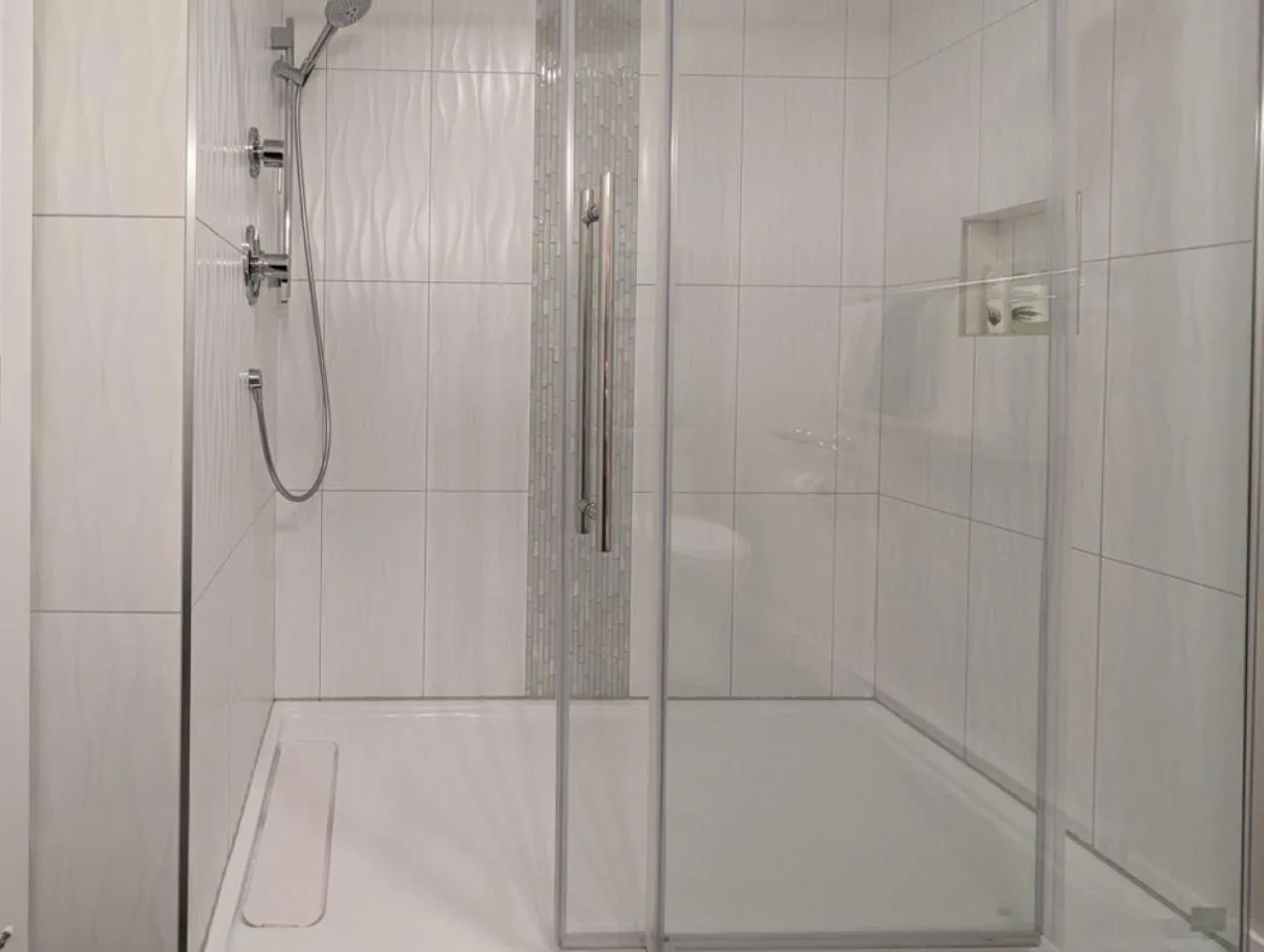 Shower in Maple Rise Guesthouse