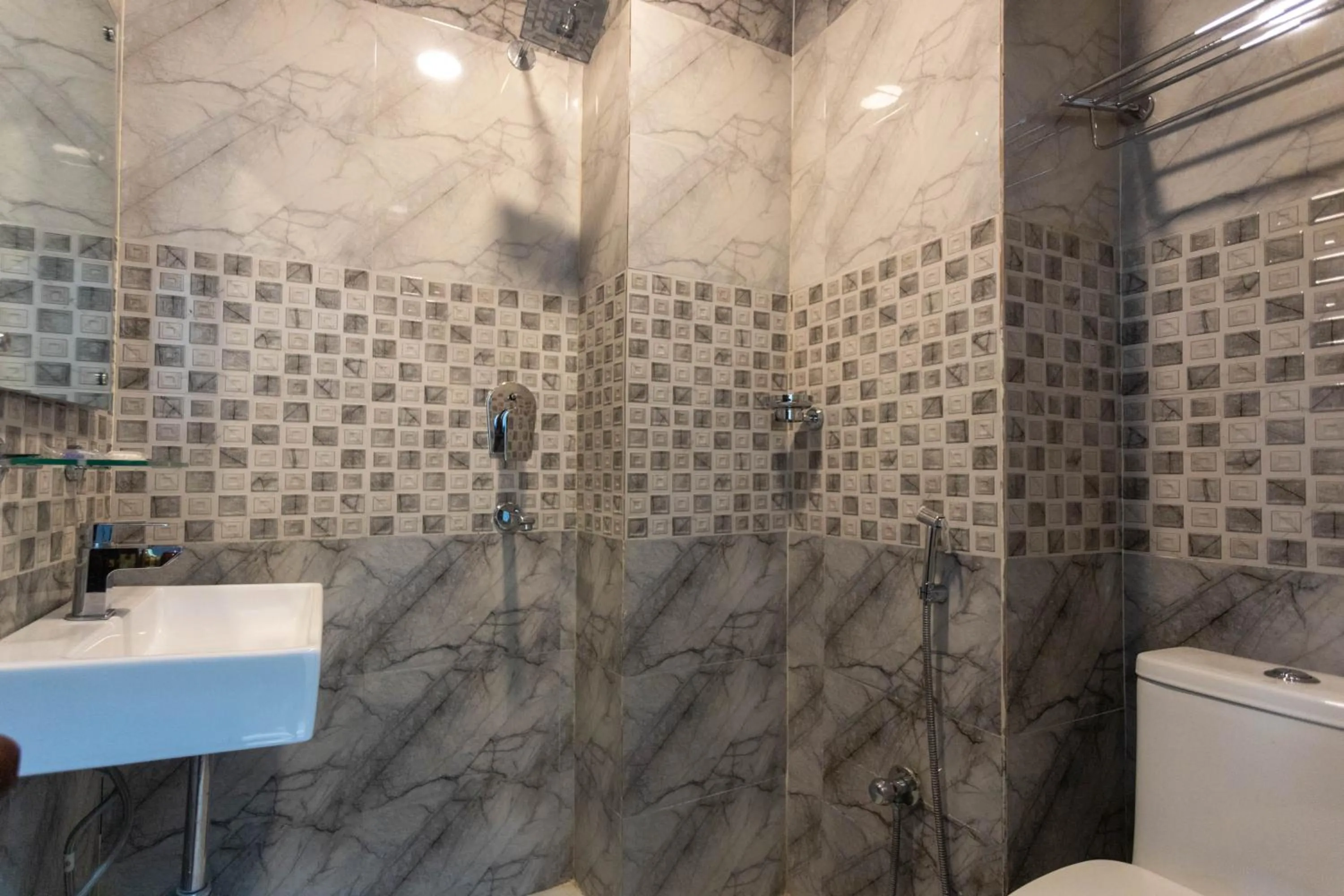 Shower in The SR Hotel