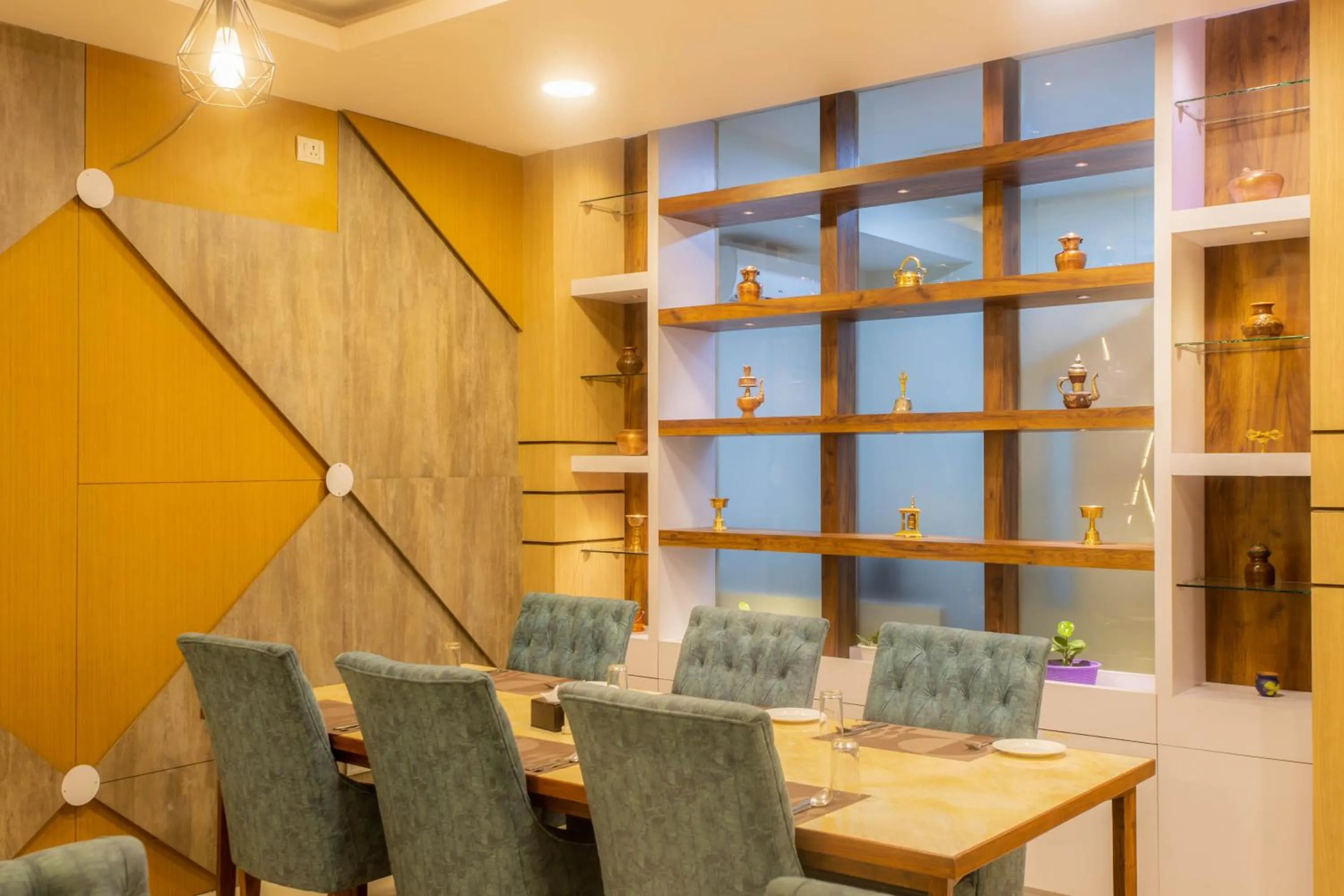 Restaurant/places to eat in The SR Hotel