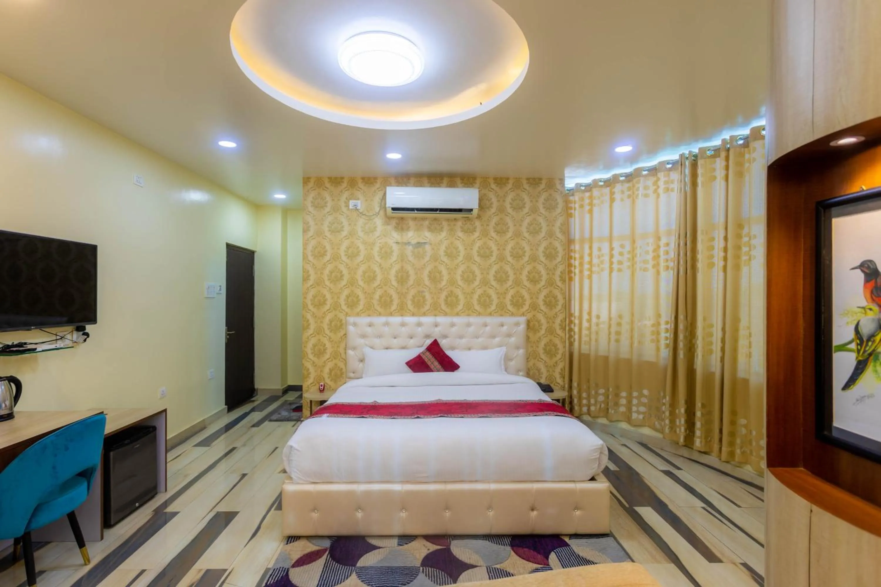 Communal lounge/ TV room, Bed in The SR Hotel