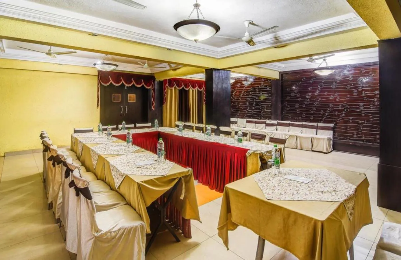 Restaurant/places to eat in Hotel The Shagun