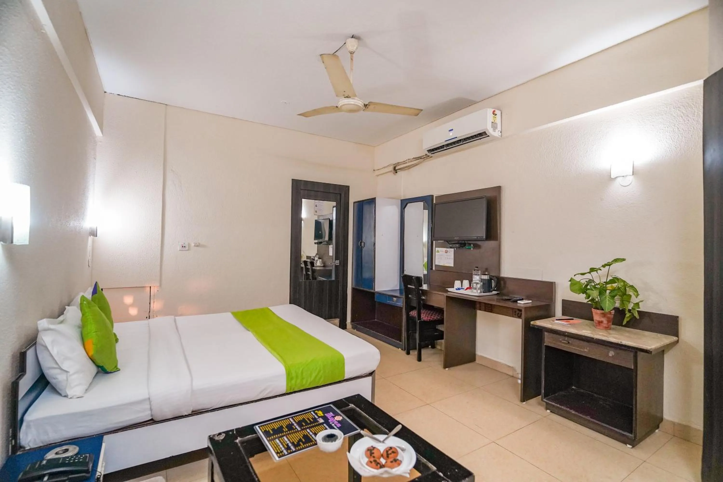 Photo of the whole room, Bed in Hotel The Shagun