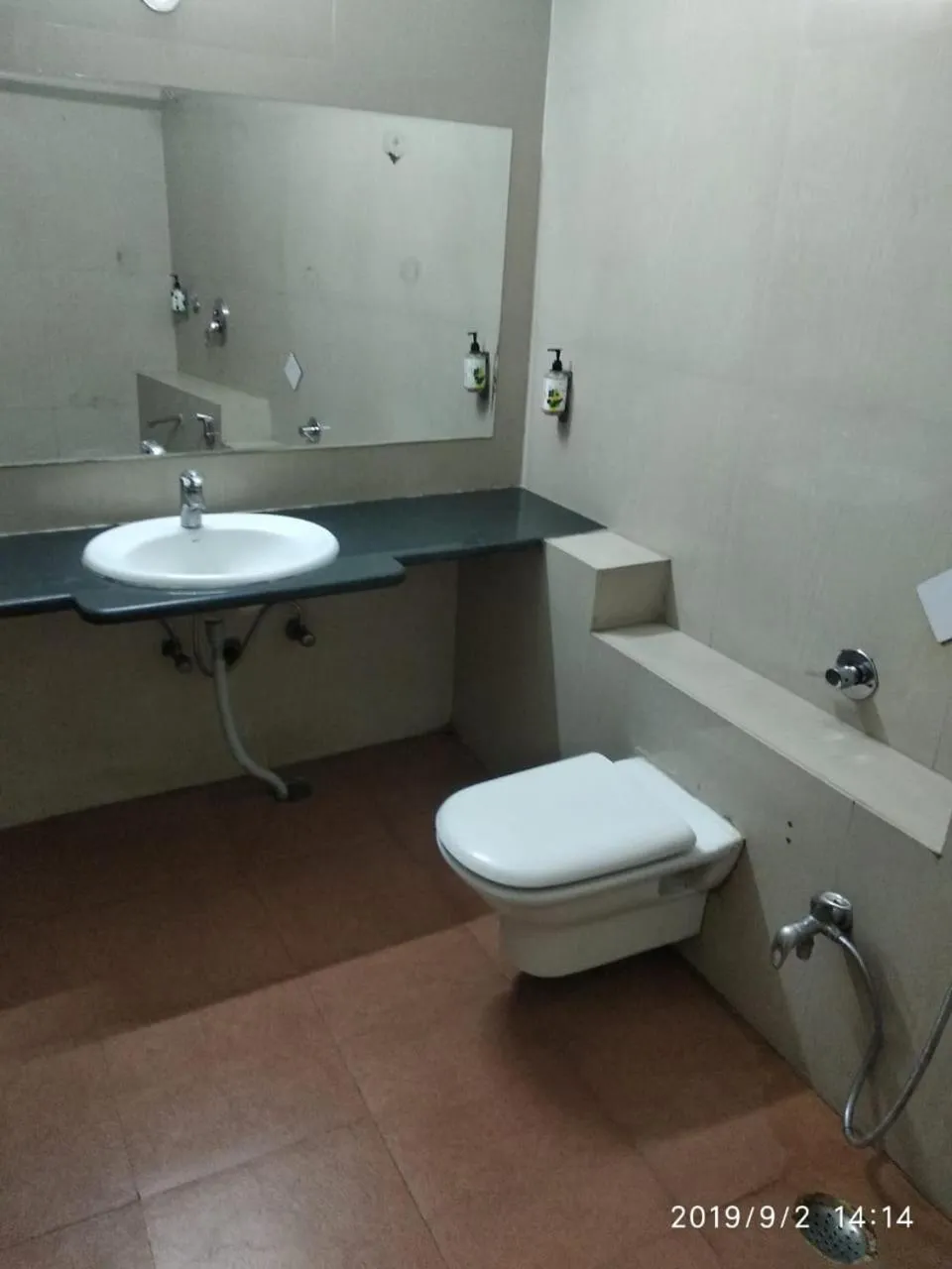 Toilet in Hotel The Shagun