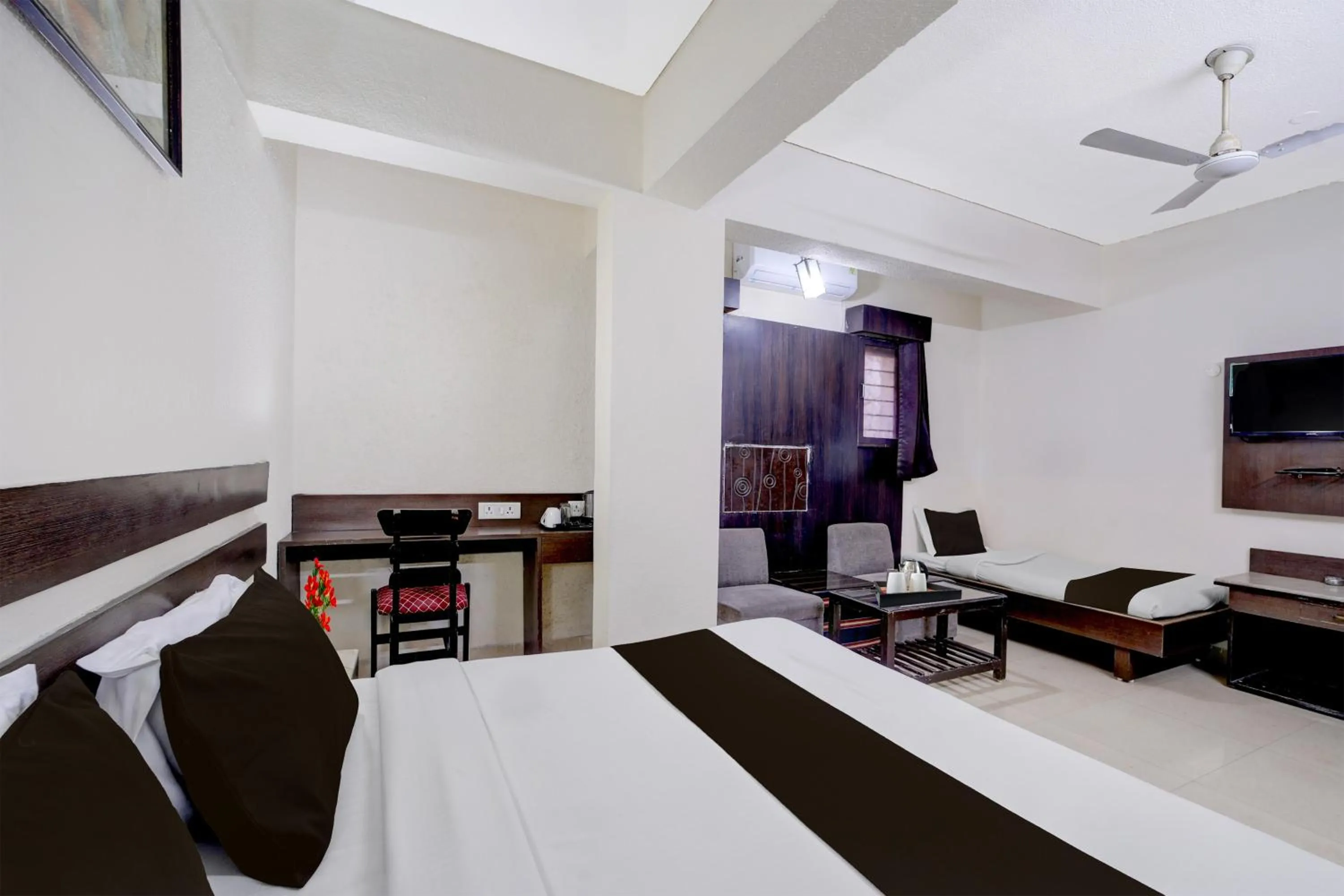 Bedroom, Bed in Townhouse Gandhi Medical College Bhopal Formerly Hotel Shagun