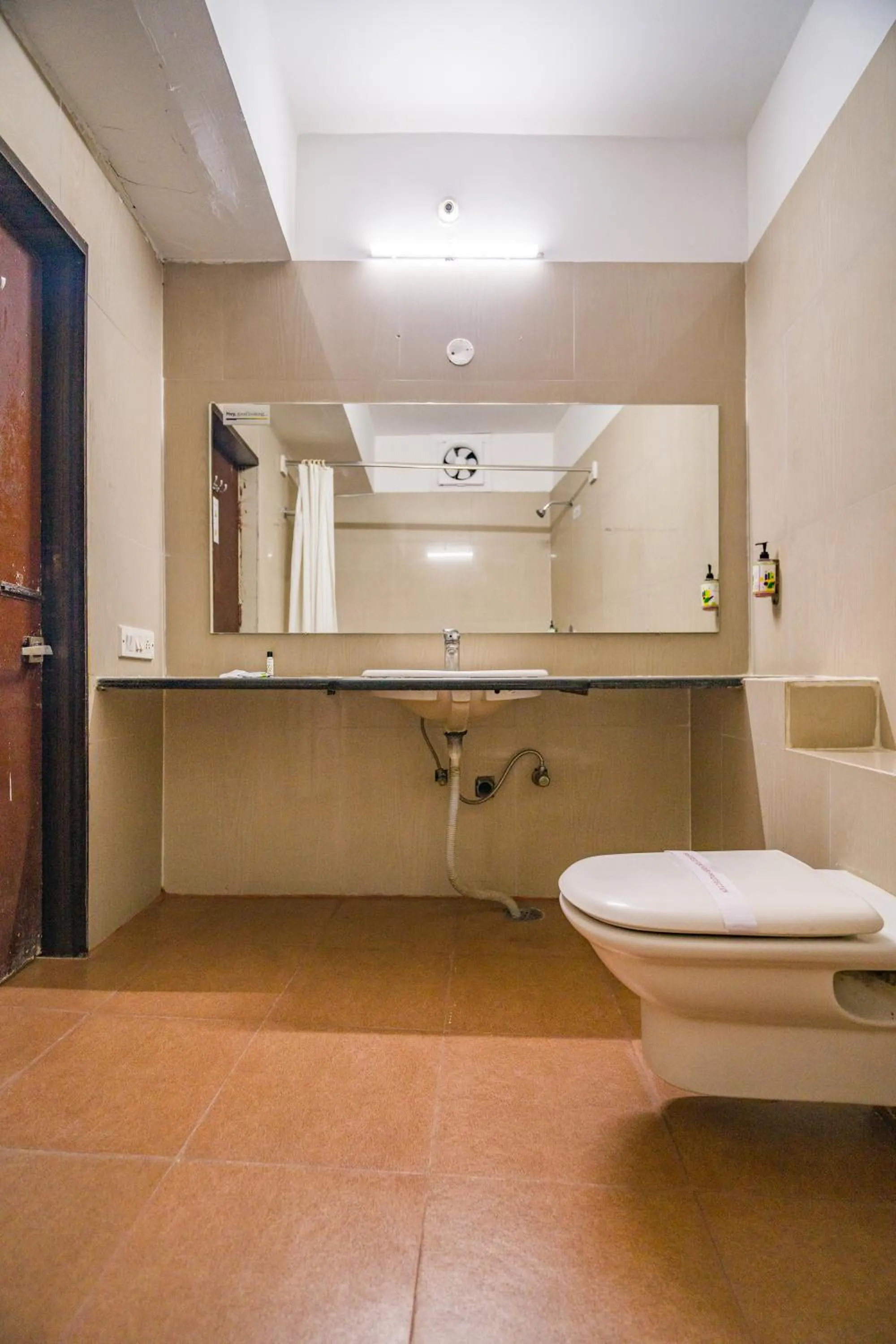 Toilet in Hotel The Shagun