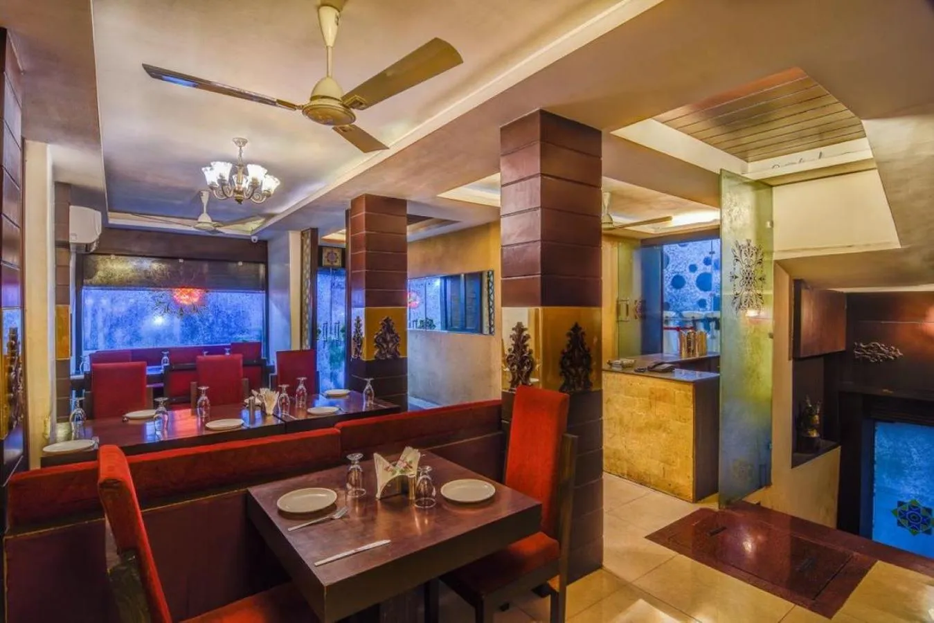 Restaurant/places to eat in Hotel The Shagun