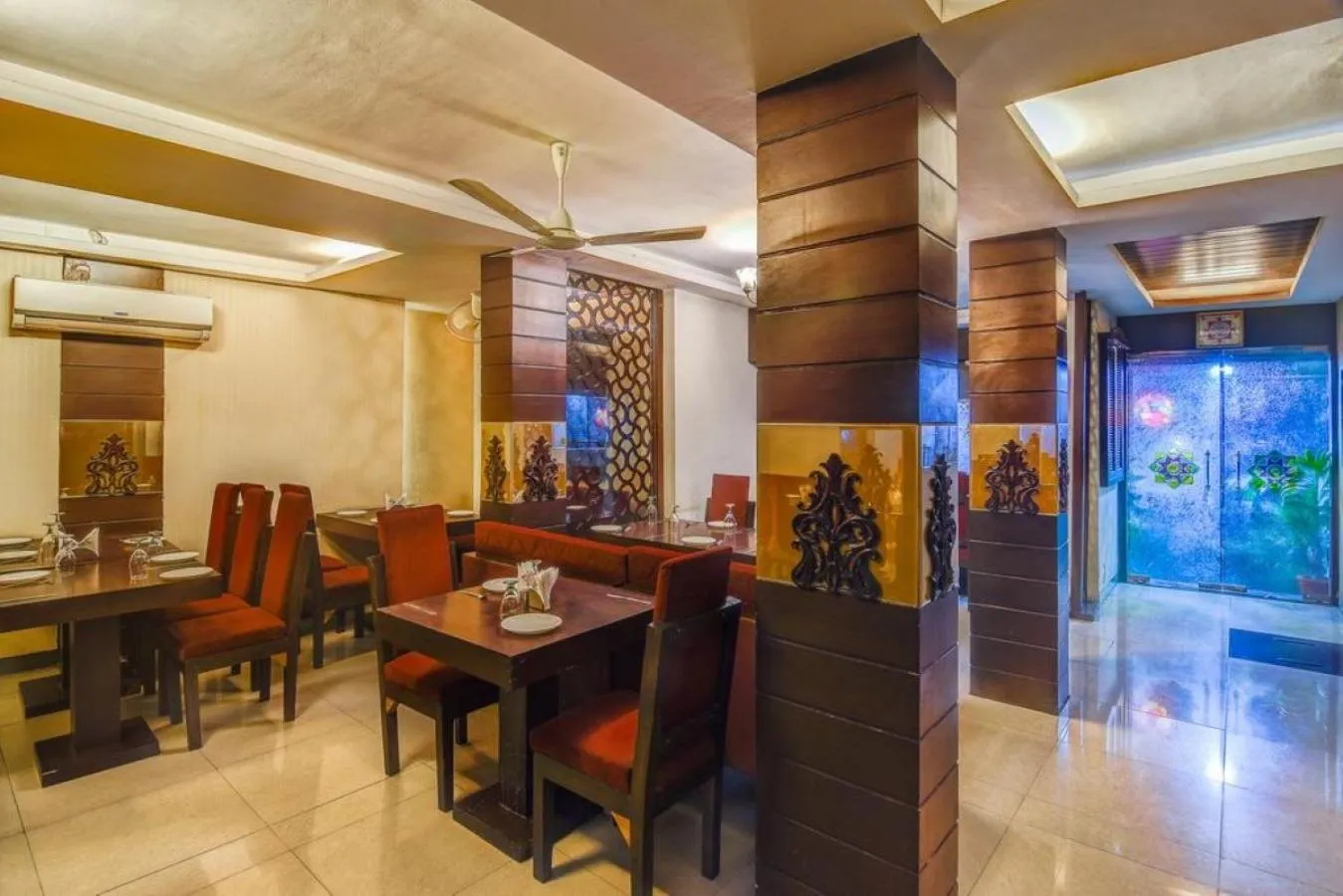 Restaurant/places to eat in Hotel The Shagun