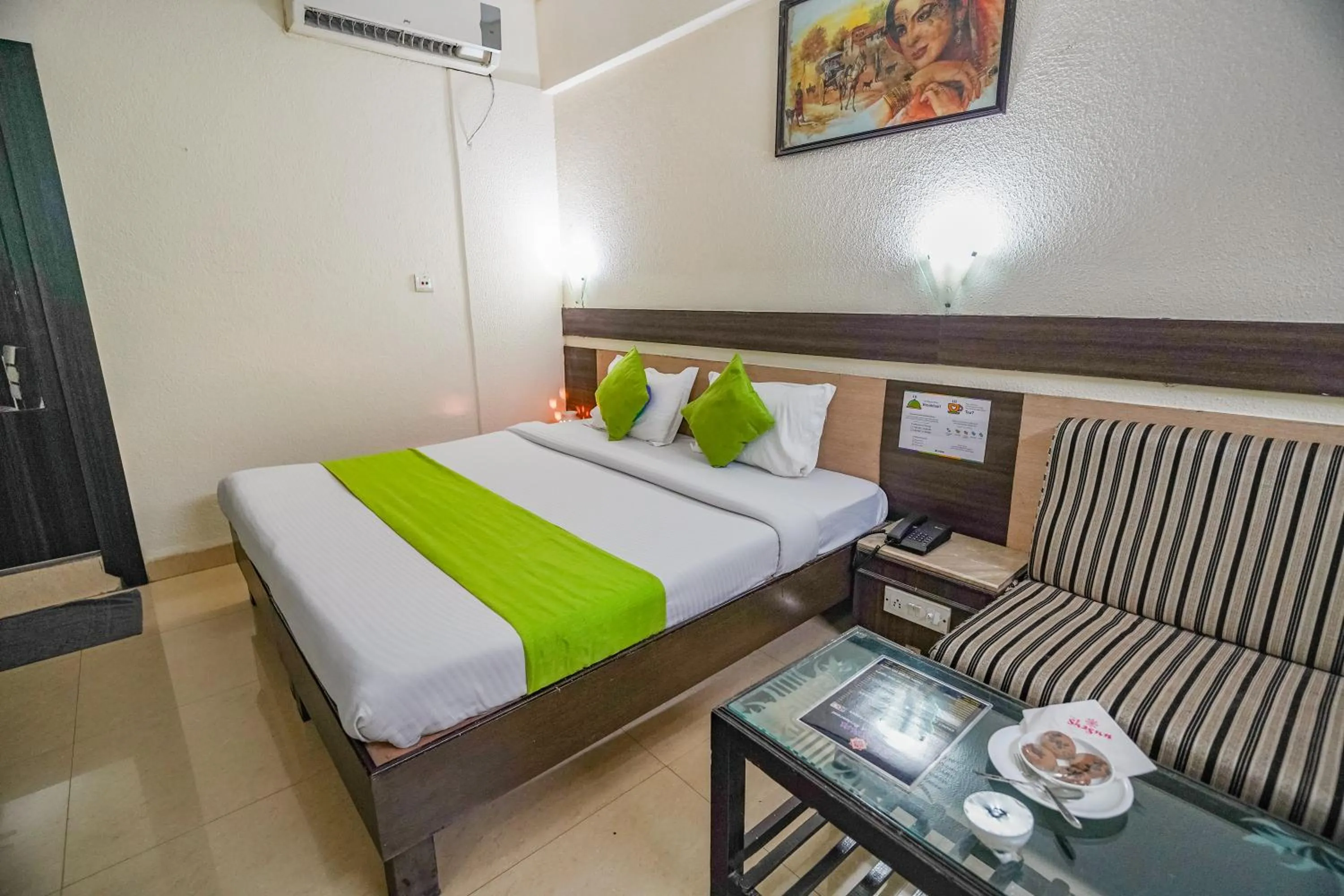 Bed in Hotel The Shagun