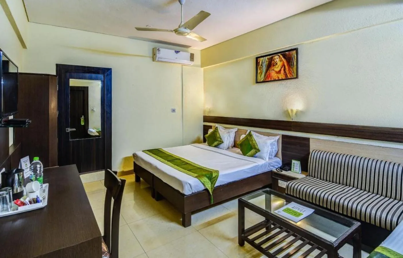 Bed in Hotel The Shagun