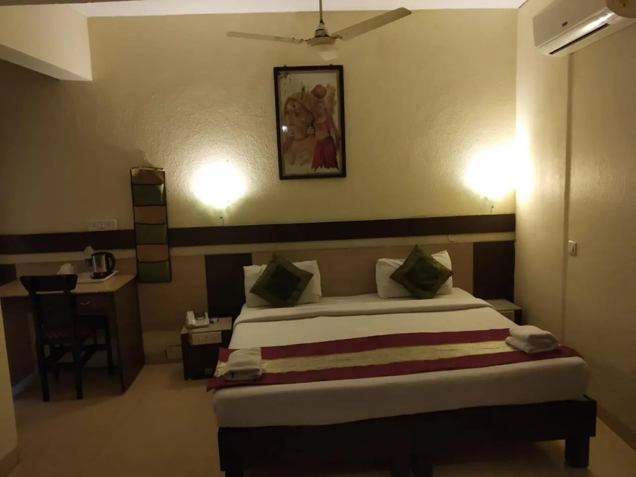 Bedroom, Bed in Hotel The Shagun