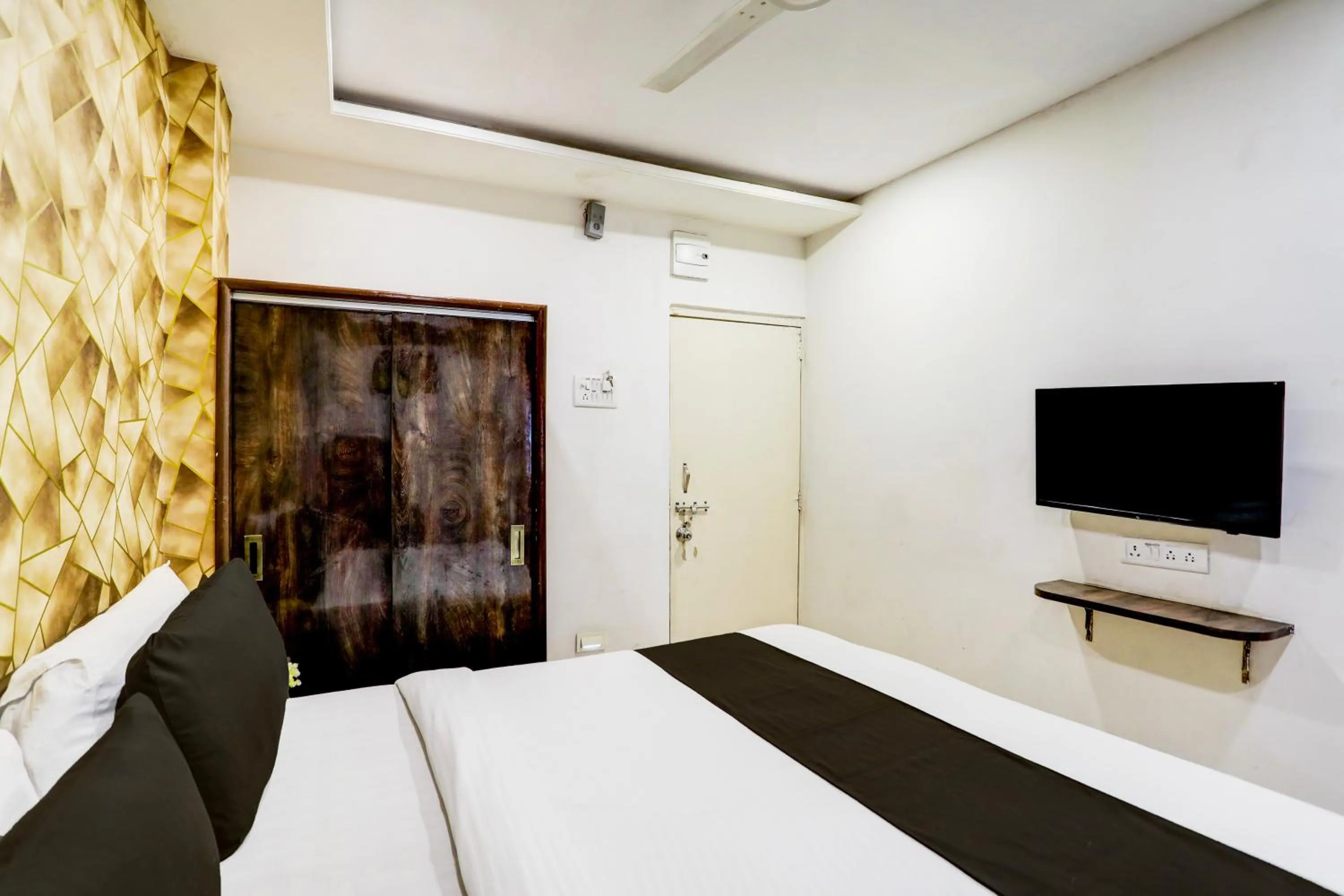 Photo of the whole room, Bed in Super Collection O Hingna Road